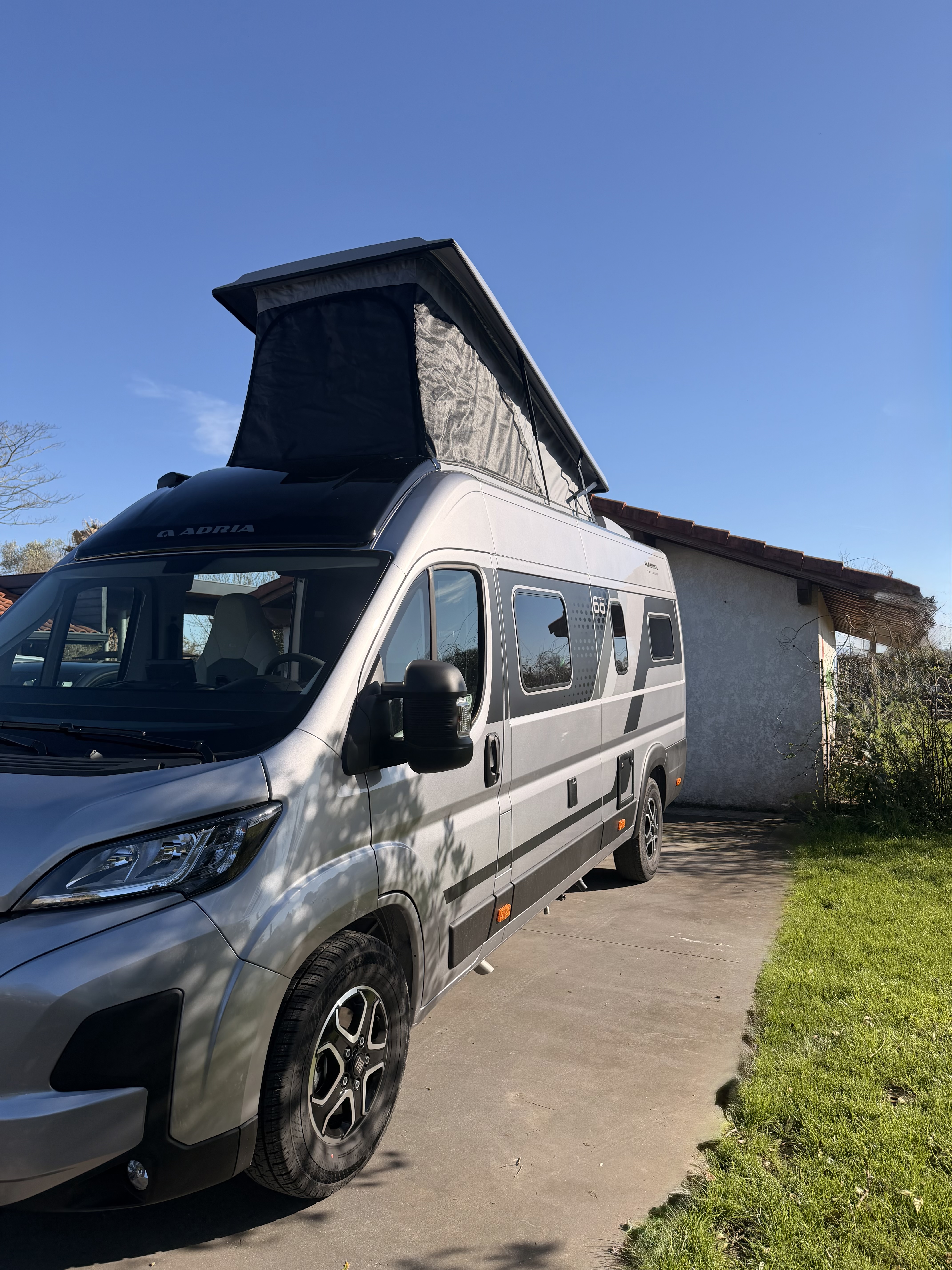 camping-car ADRIA TWIN 640 GLX  extérieur / latéral droit