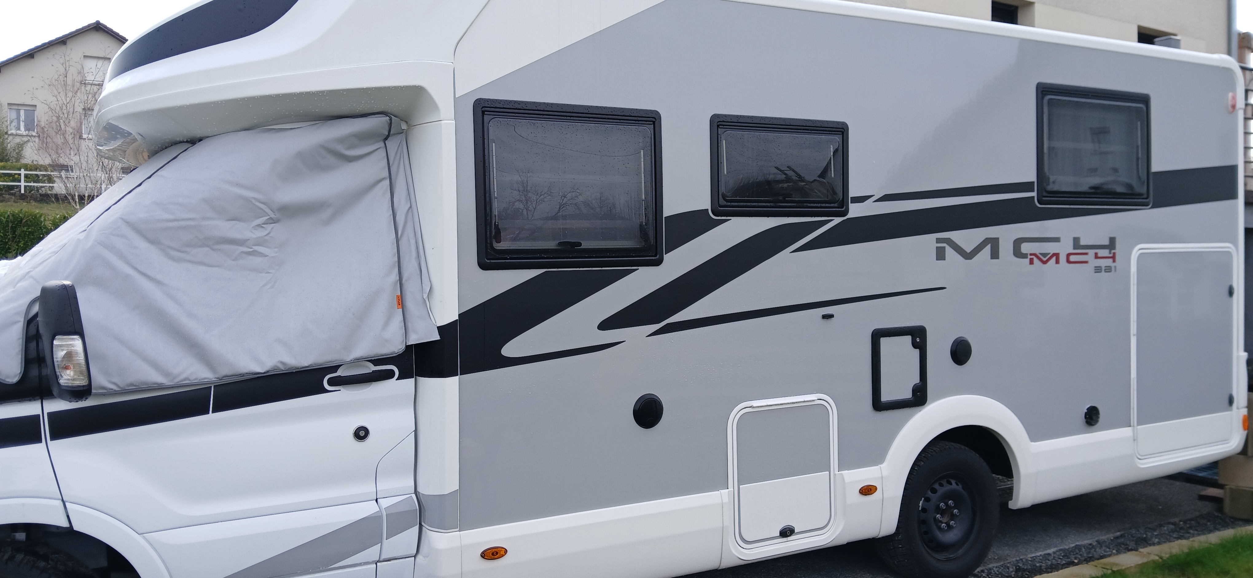 camping-car MC LOUIS MC4 381  extérieur / latéral droit