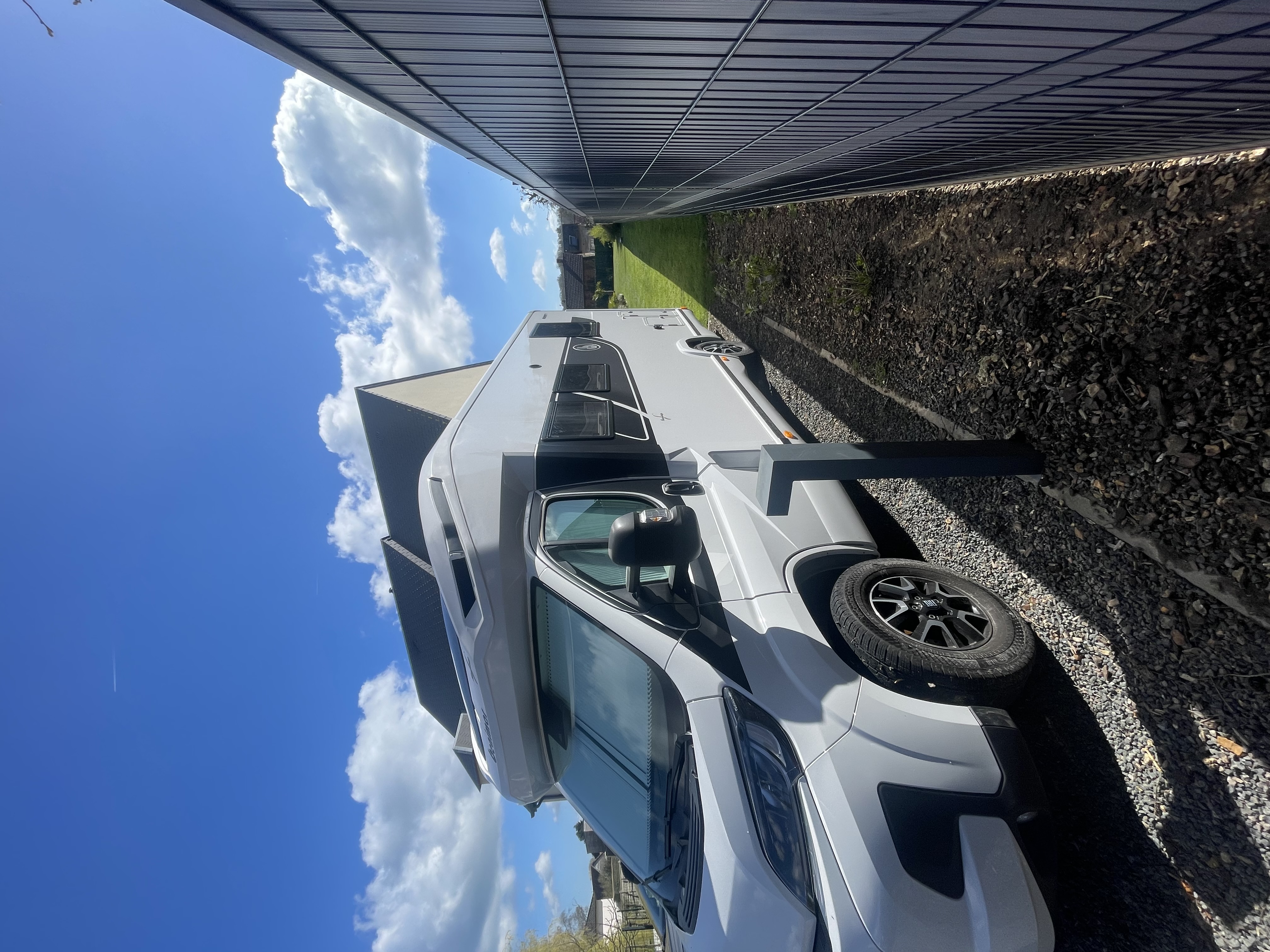 camping-car BENIMAR MILLEO 297  extérieur / latéral gauche