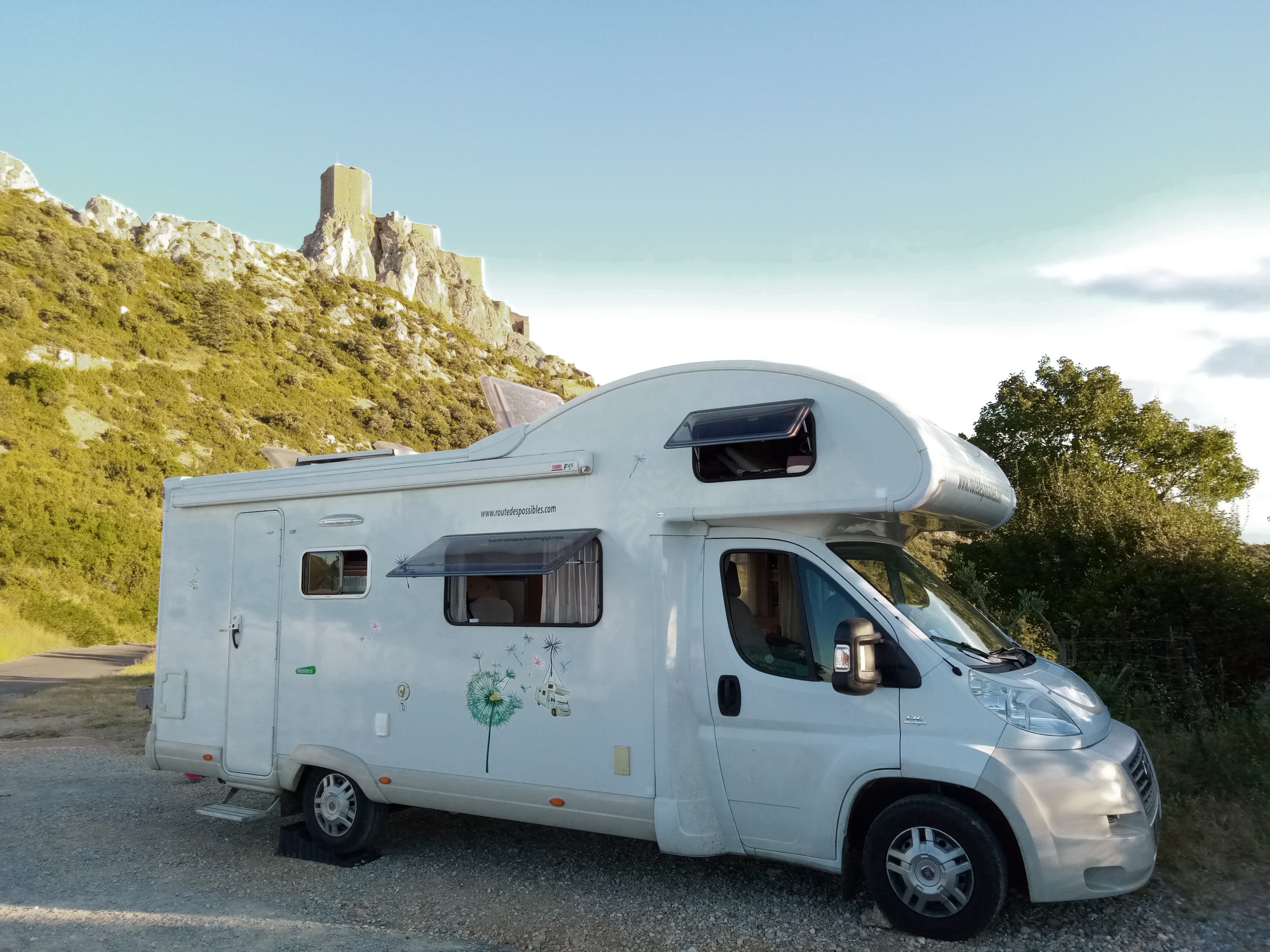 camping-car PILOTE   extérieur / latéral droit