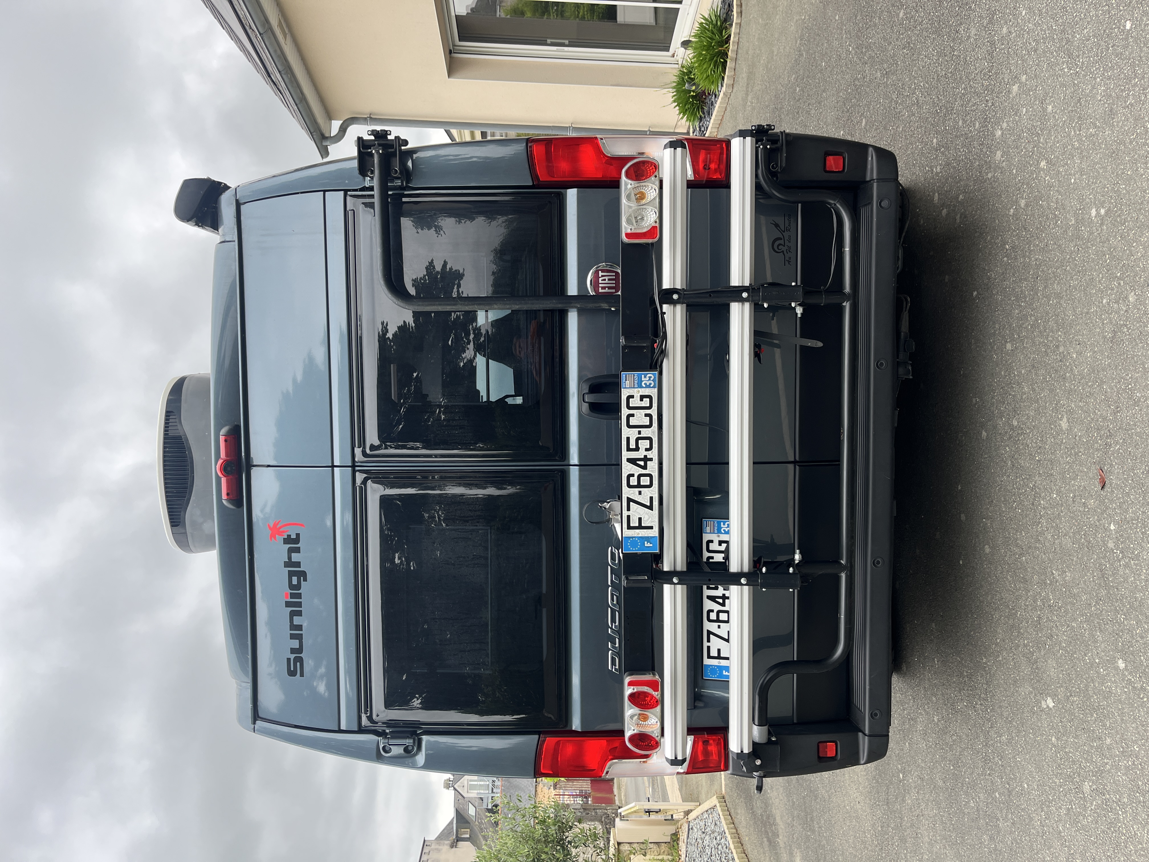 camping-car SUNLIGHT CLIFF CV 540  extérieur / arrière