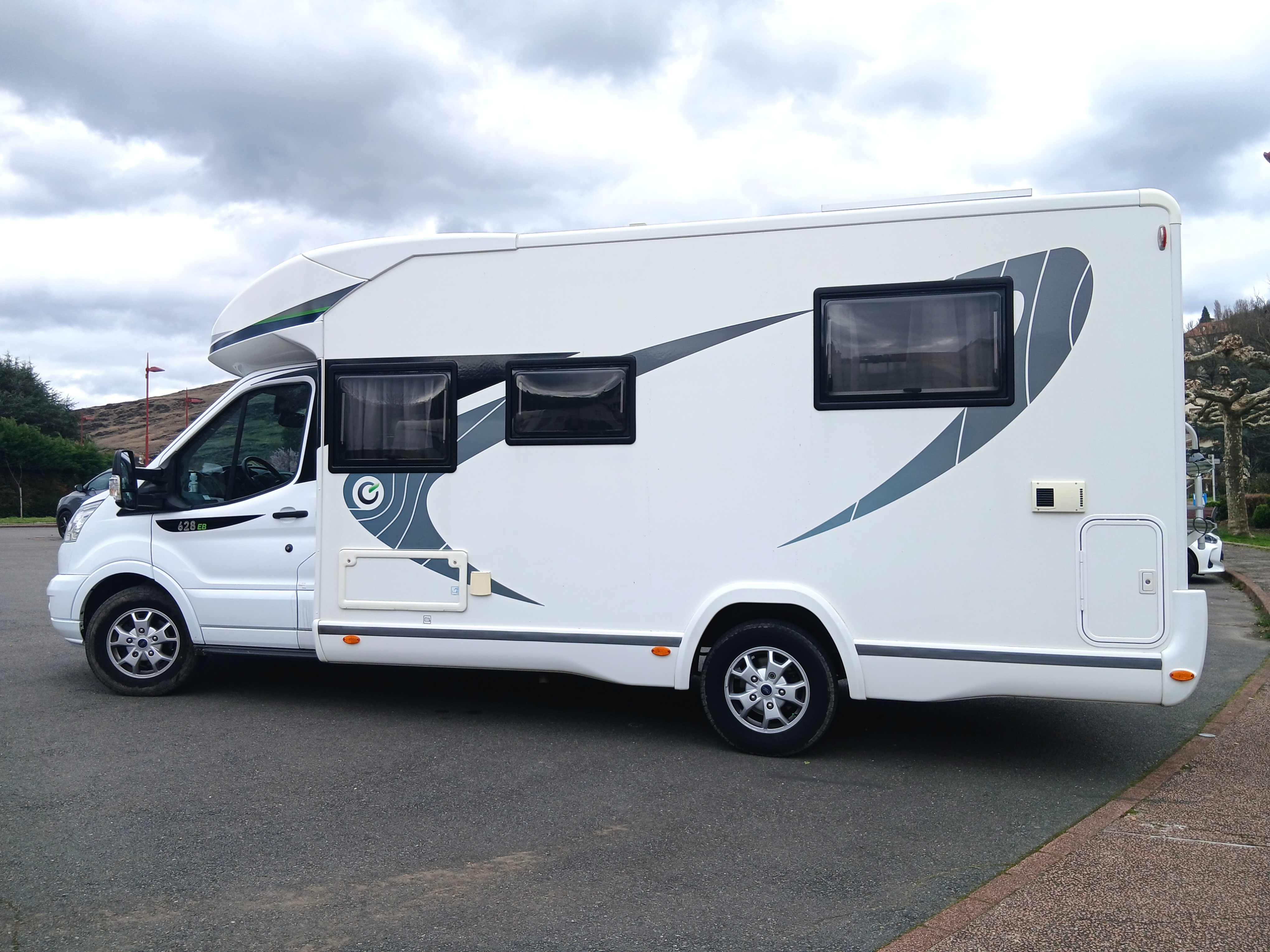 camping-car CHAUSSON   extérieur / latéral gauche