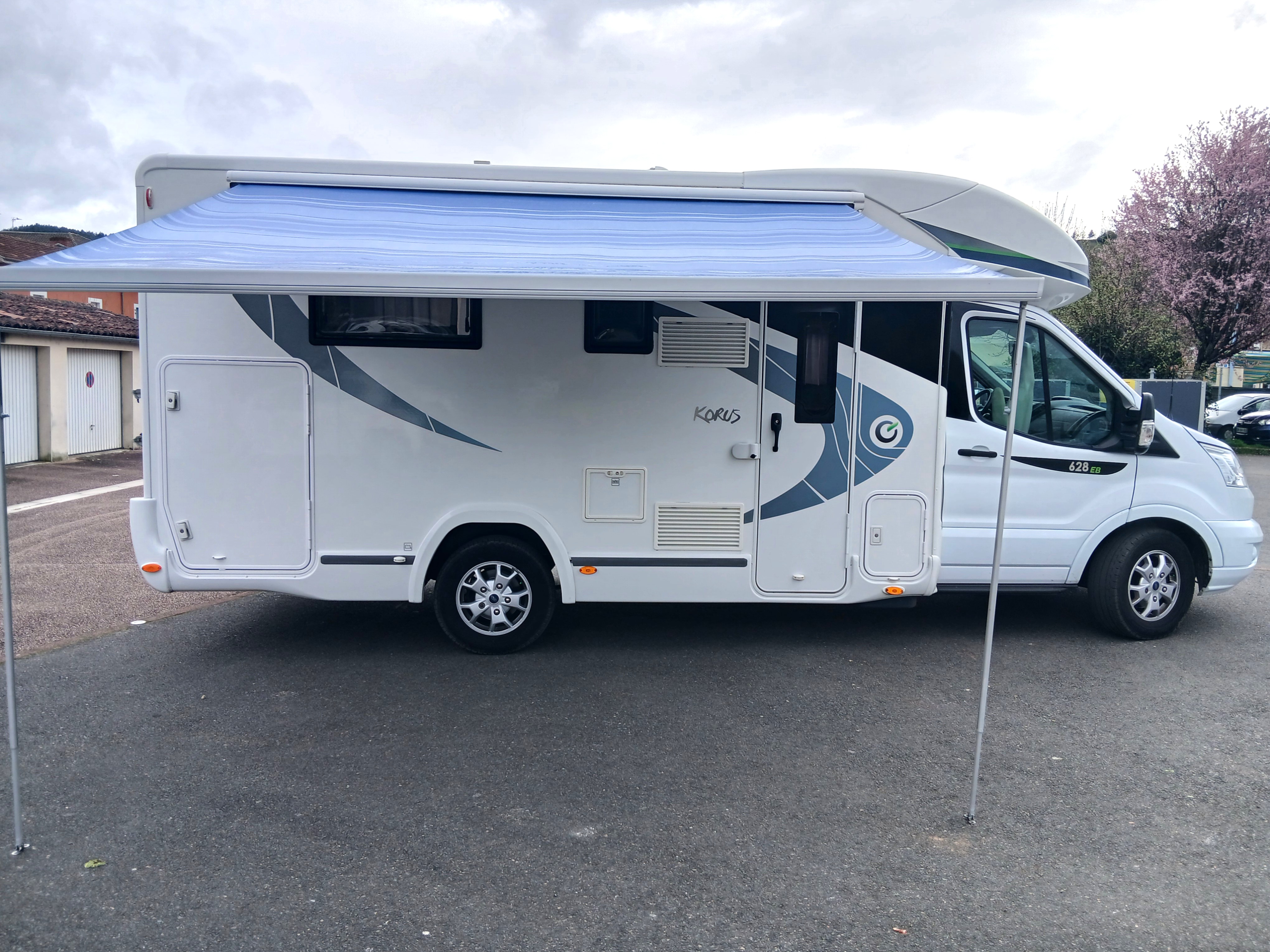 camping-car CHAUSSON   extérieur / latéral droit