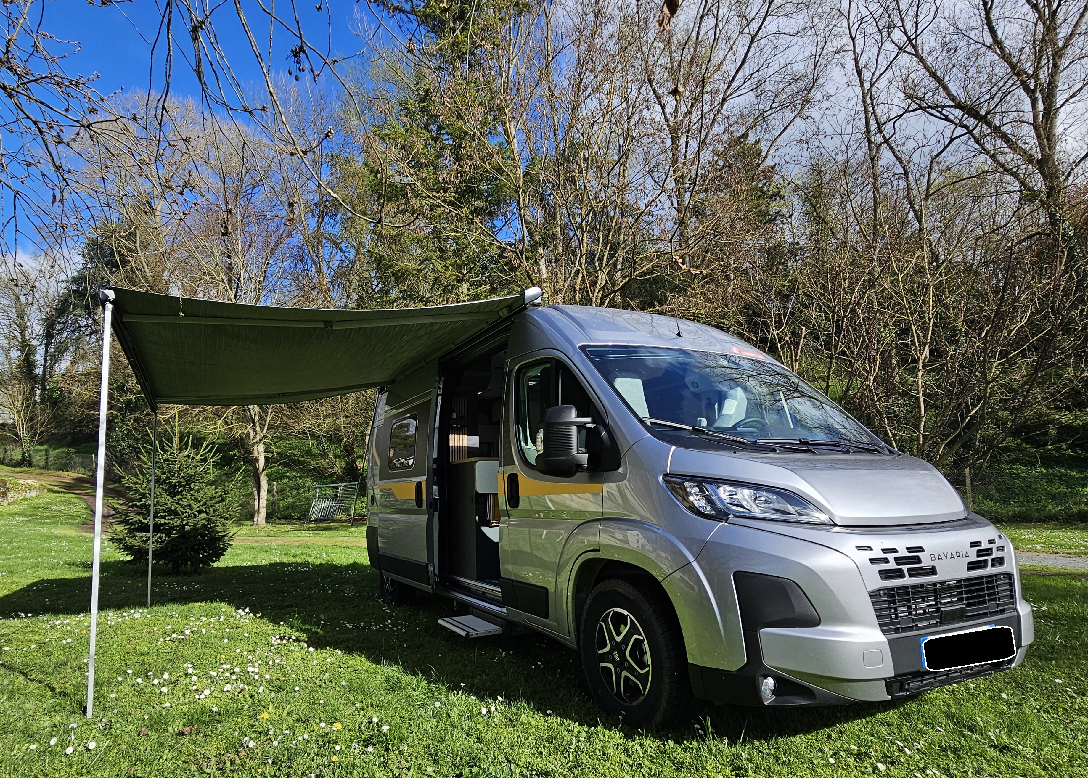 camping-car BAVARIA K600  extérieur / latéral gauche