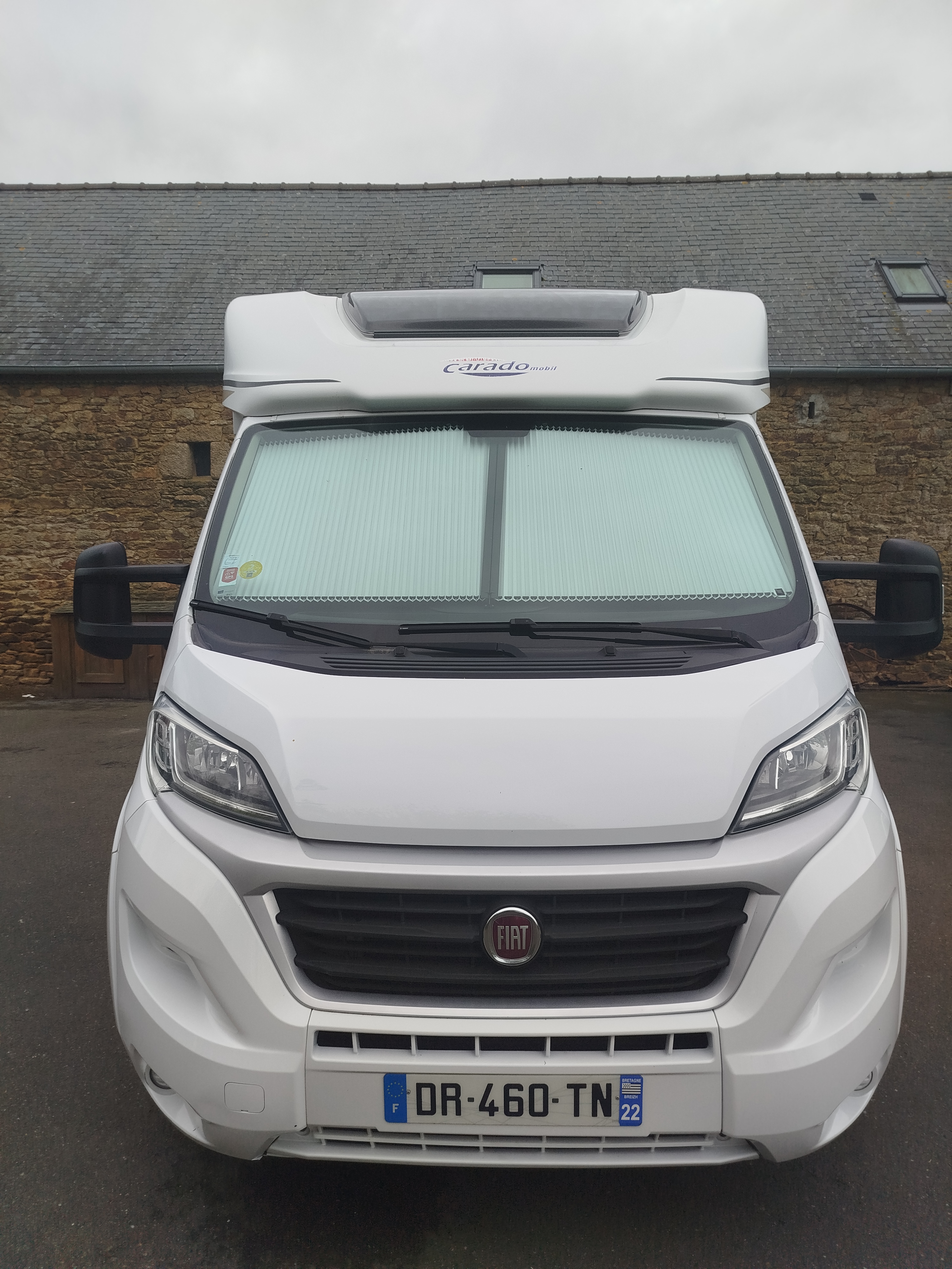 camping-car CARADO T449  extérieur / face avant