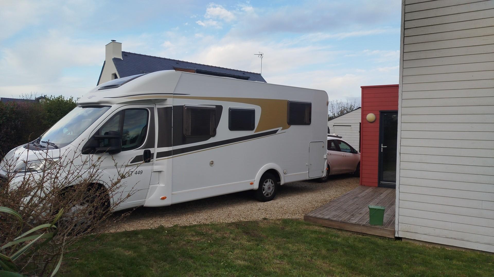 camping-car CARADO T449  extérieur / latéral gauche