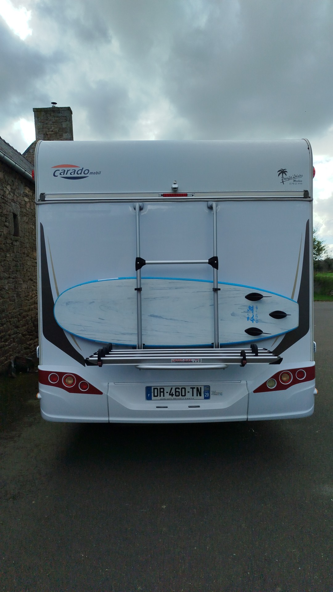 camping-car CARADO T449  extérieur / arrière