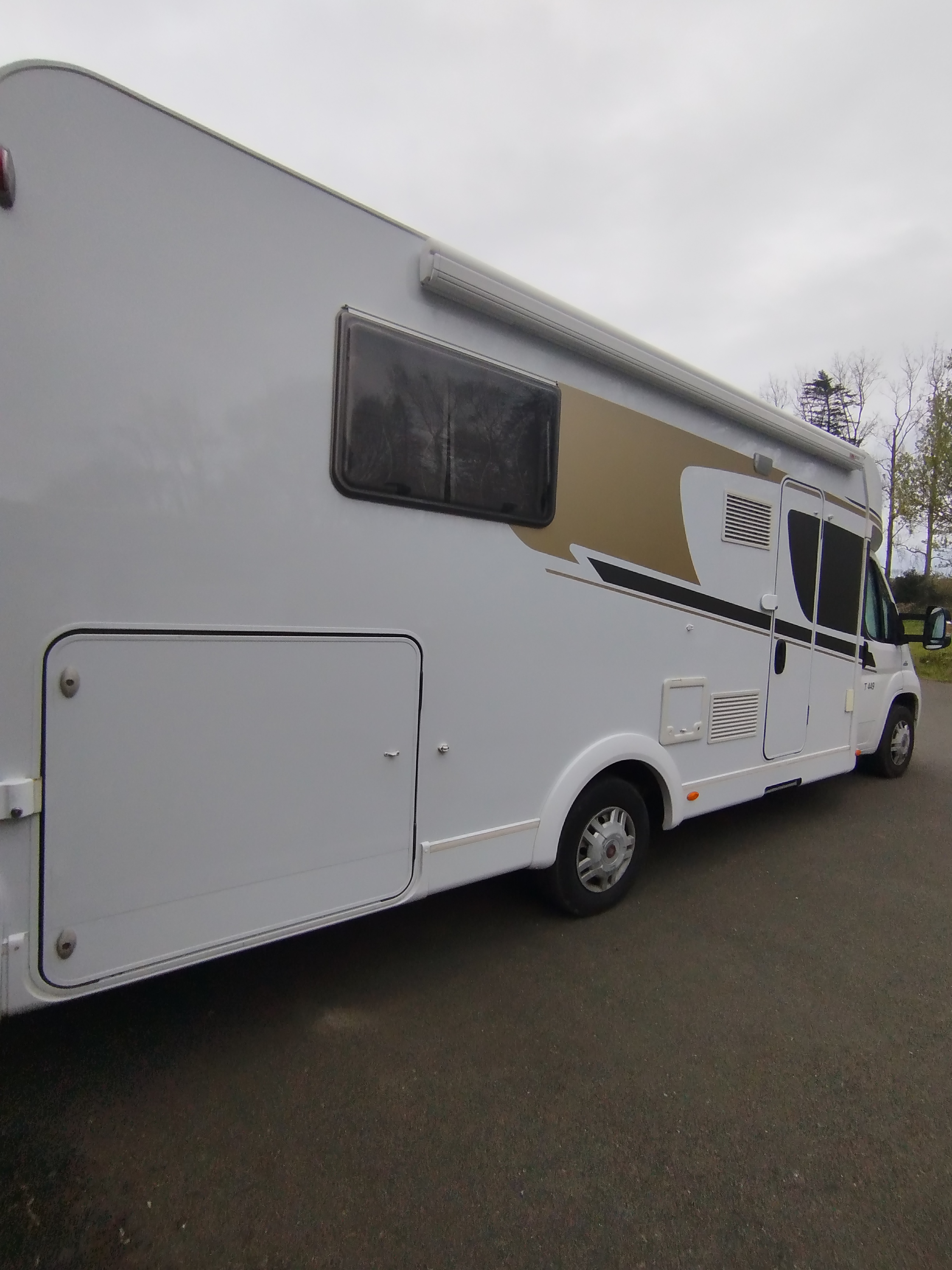 camping-car CARADO T449  extérieur / latéral droit