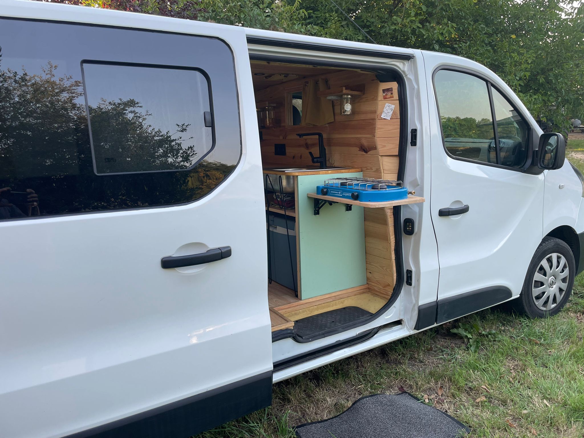 camping-car RENAULT TRAFIC  extérieur / latéral gauche