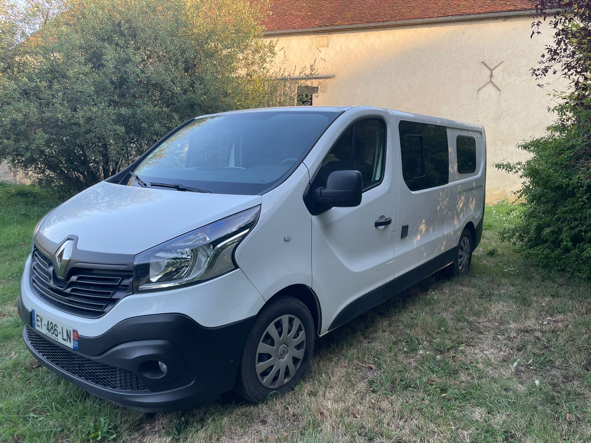 camping-car RENAULT TRAFIC  extérieur / latéral droit