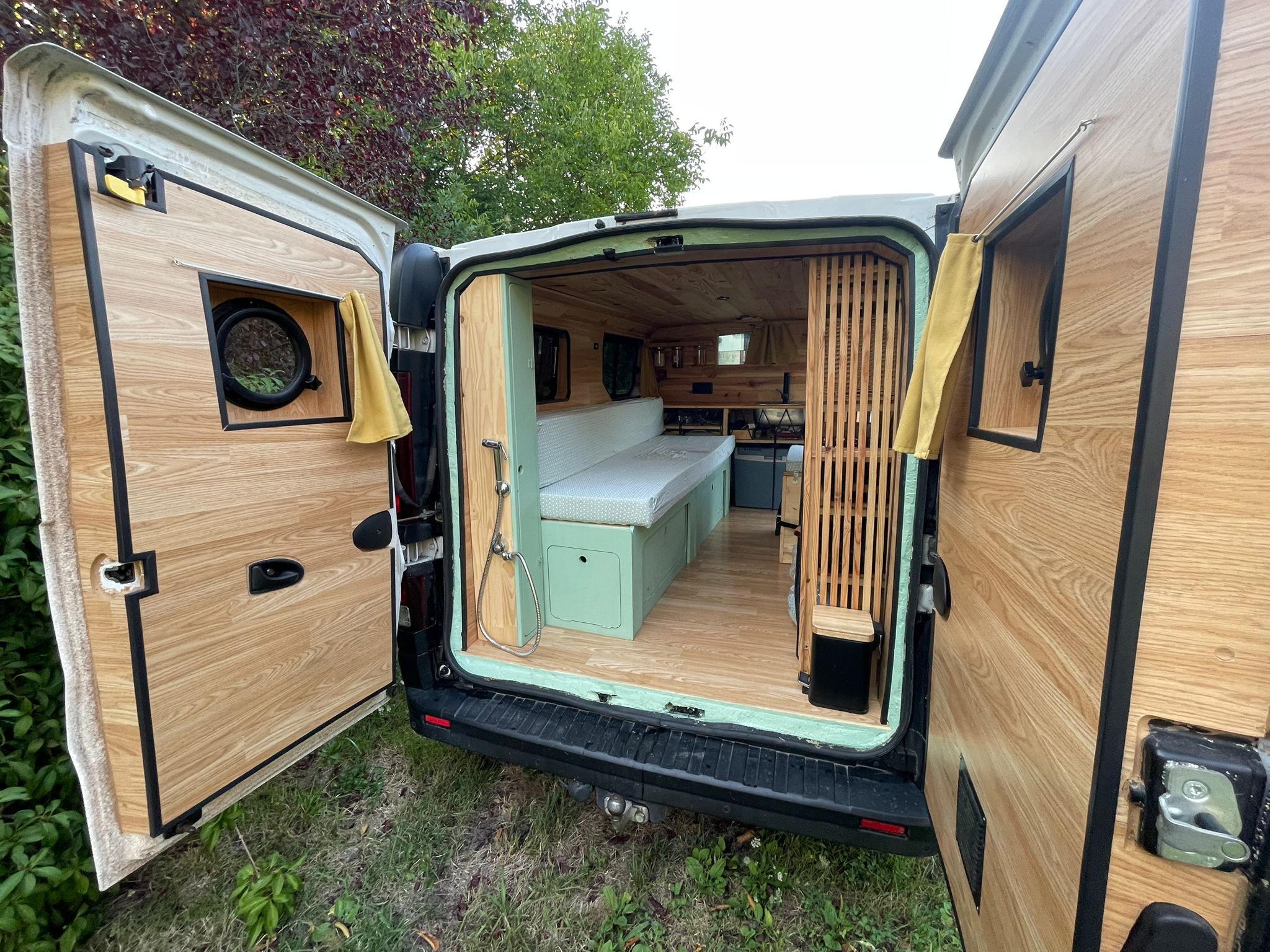camping-car RENAULT TRAFIC  extérieur / arrière