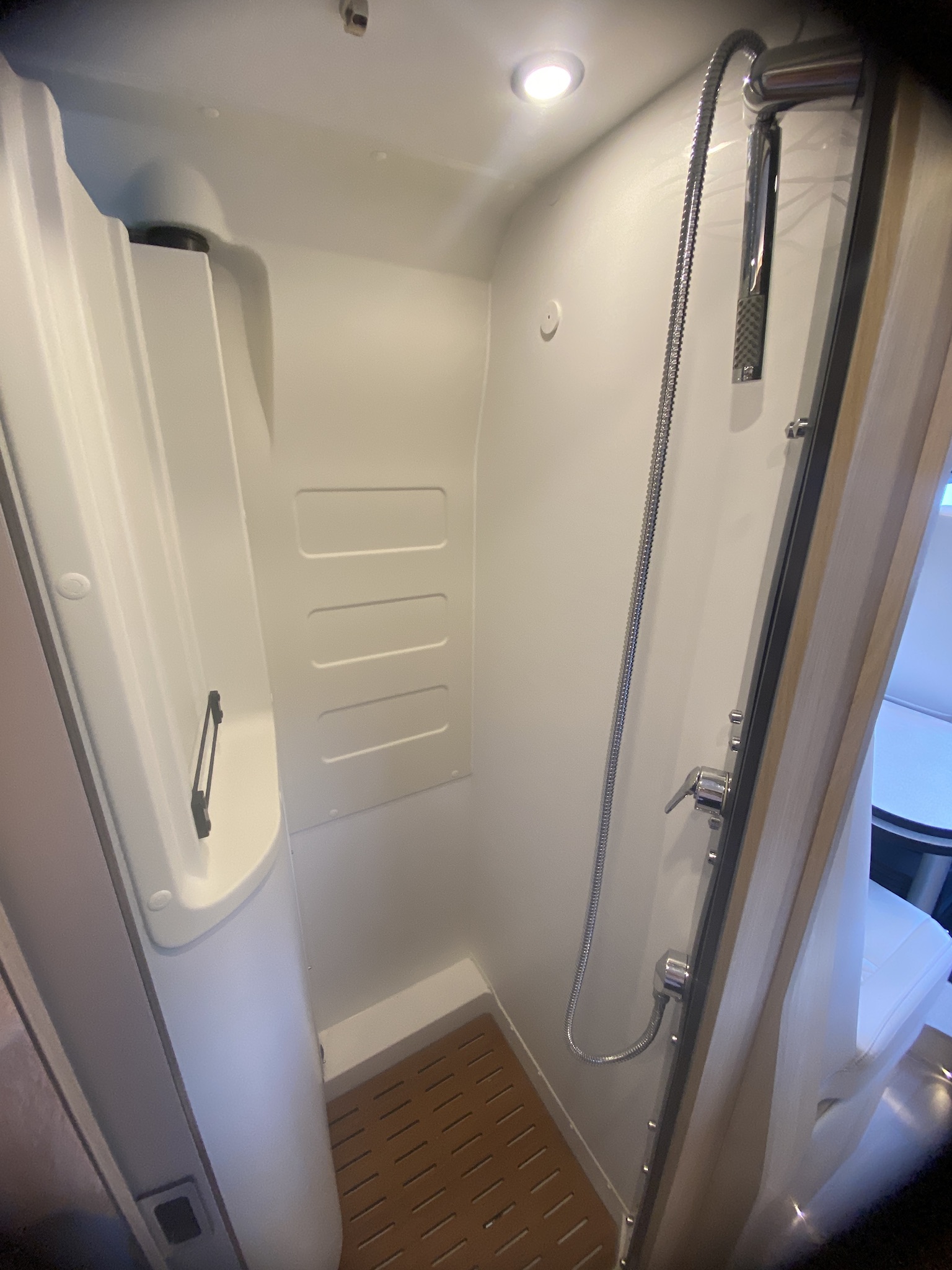 camping-car CAMPEREVE 746 AIR SAPHIR  intérieur / salle de bain  et wc