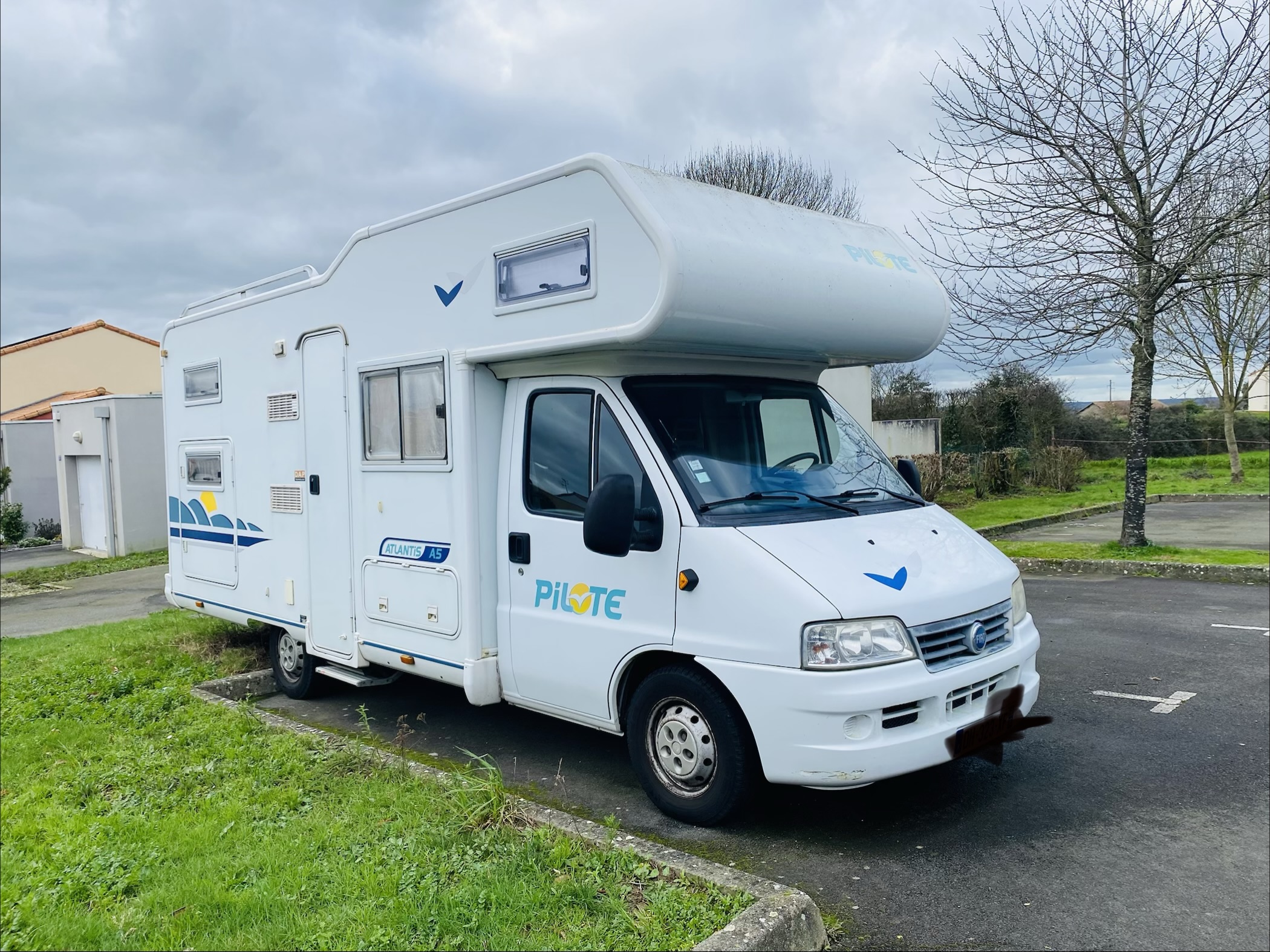 camping-car PILOTE ATLANTIS A5  extérieur / face avant