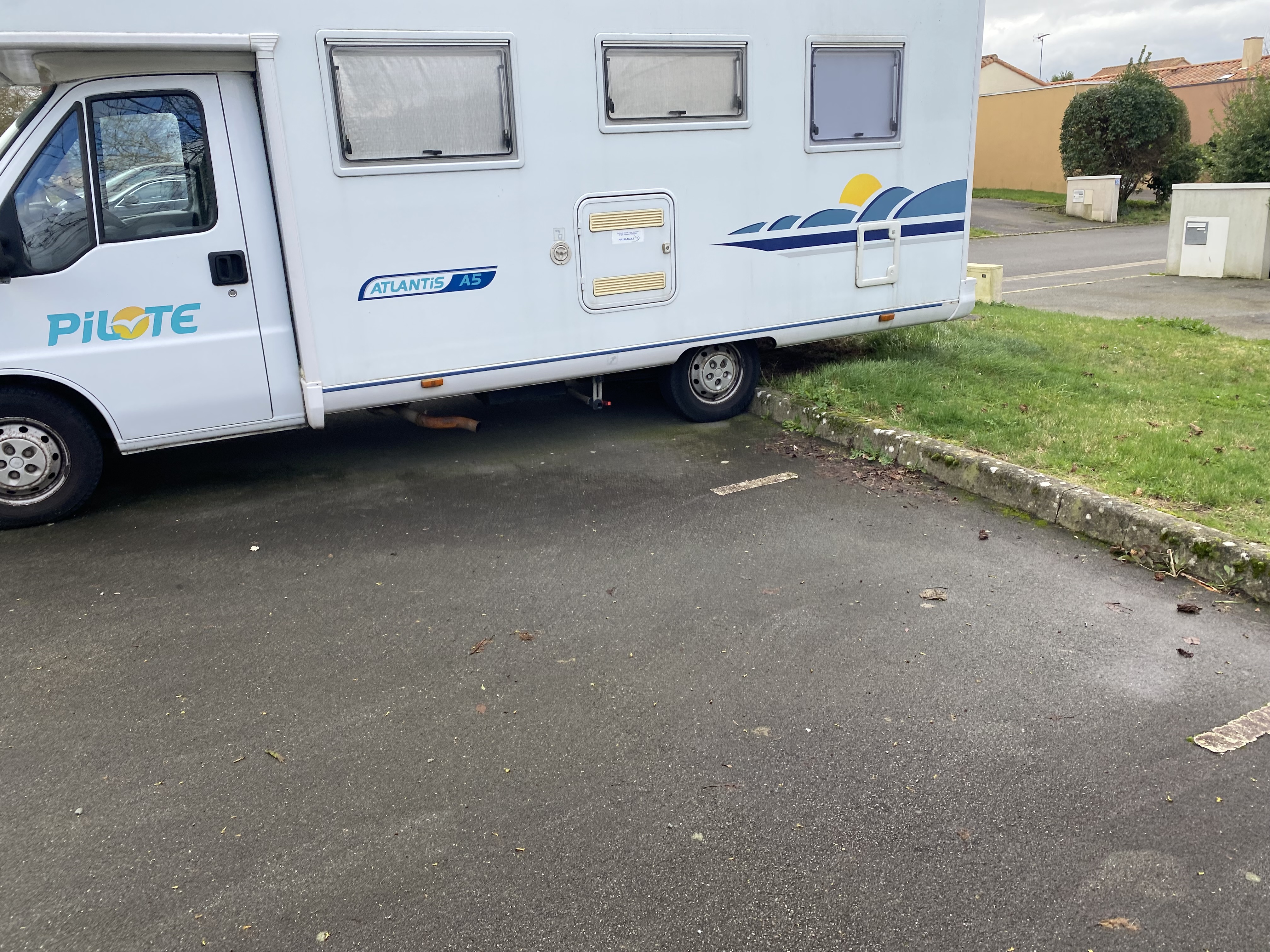 camping-car PILOTE ATLANTIS A5  extérieur / latéral gauche