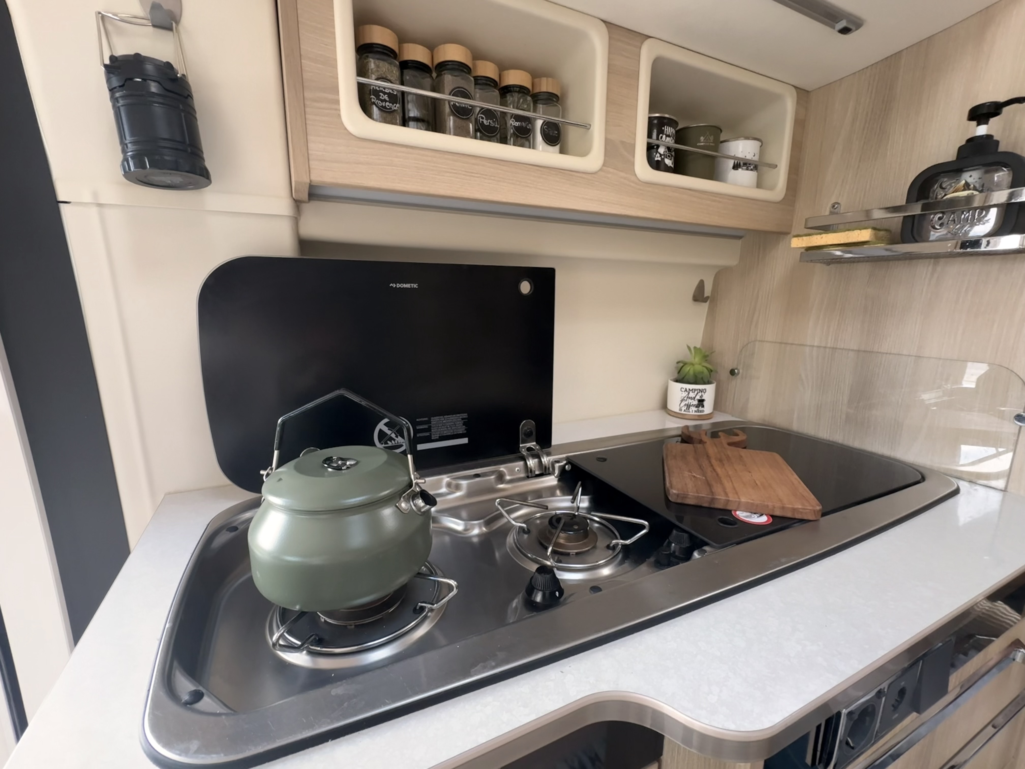 camping-car CAMPEREVE FAMILYVAN  intérieur  / coin cuisine
