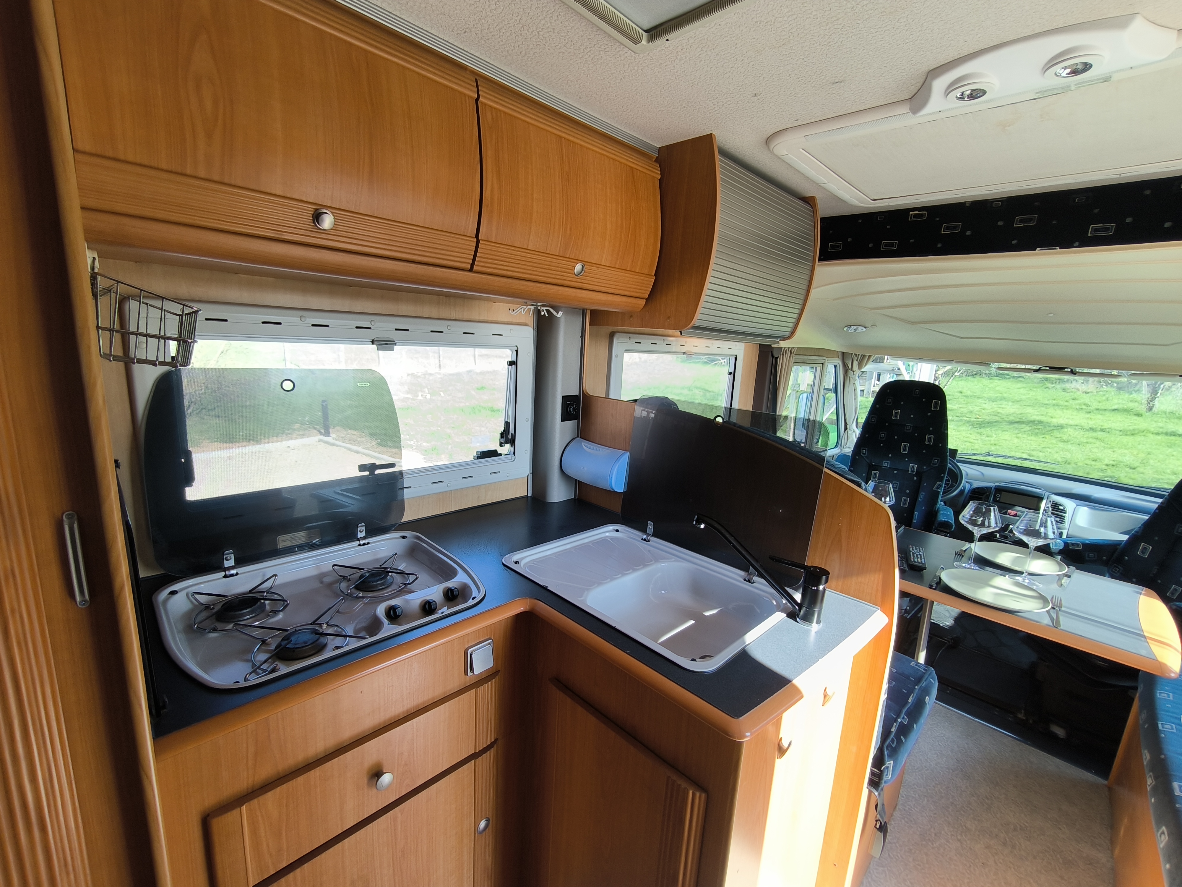camping-car PILOTE GALAXY 50  intérieur  / coin cuisine