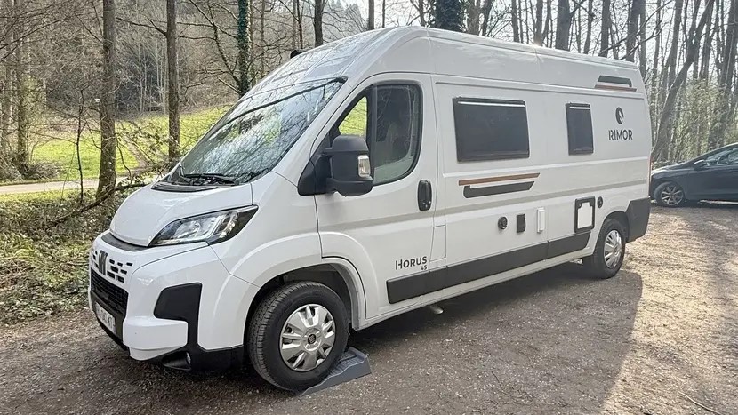 camping-car RIMOR HORUS 45  extérieur / face avant