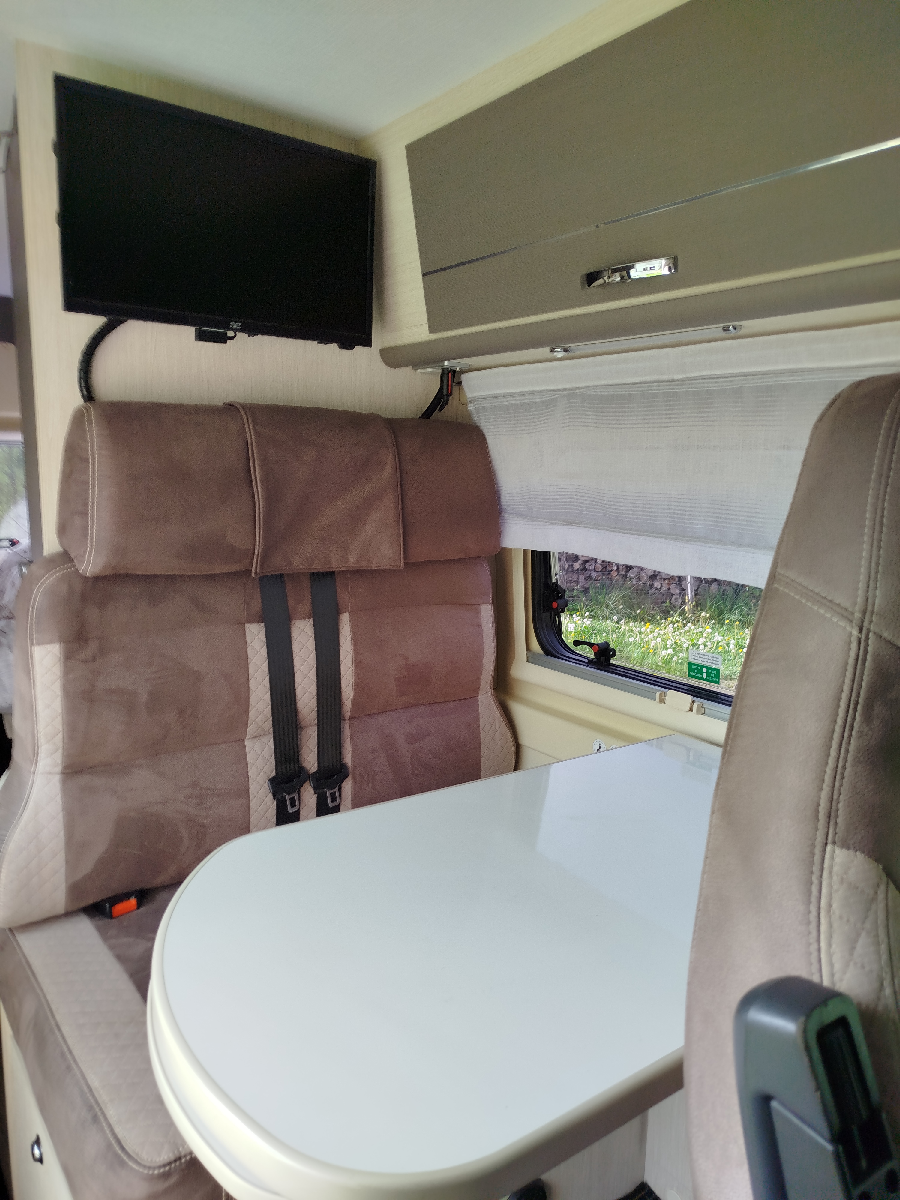 camping-car CHALLENGER VANY  intérieur / coin salon