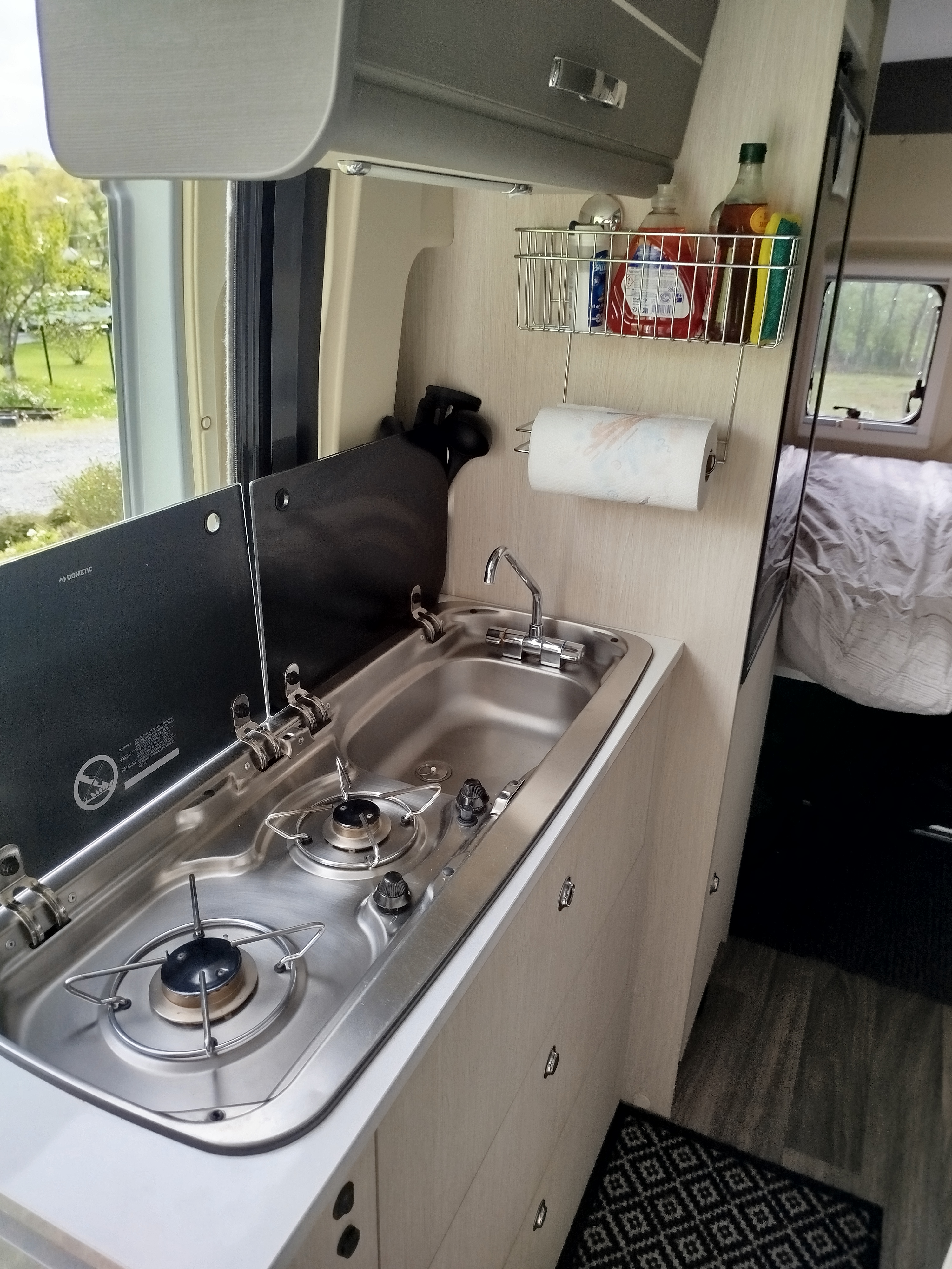 camping-car CHALLENGER VANY  intérieur  / coin cuisine