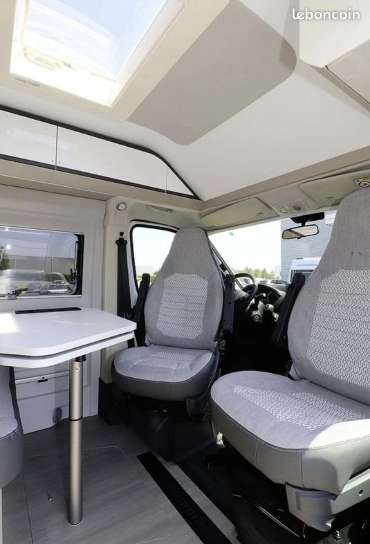 camping-car ADRIA TWIN 600 SP  intérieur / coin salon