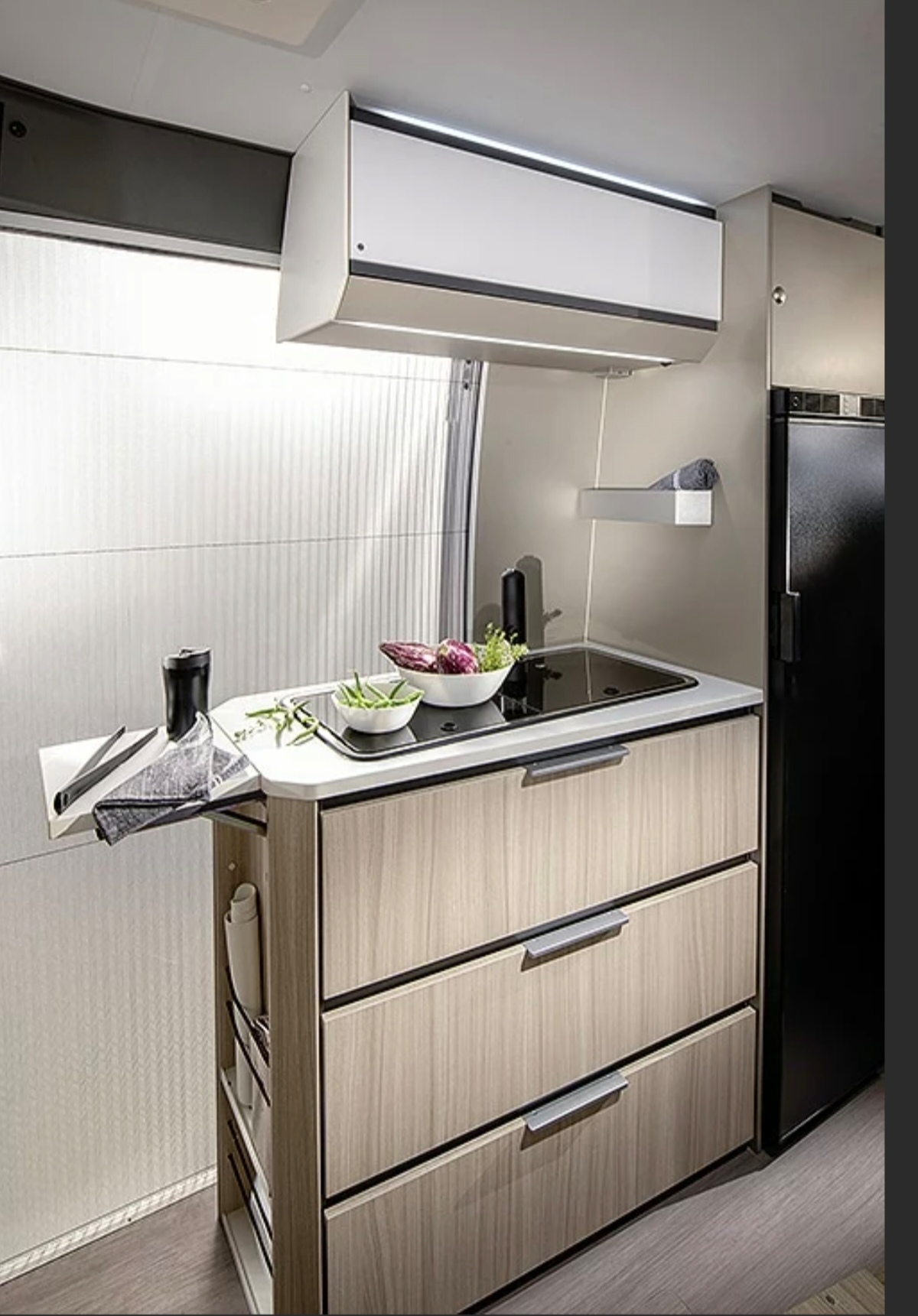 camping-car ADRIA TWIN 600 SP  intérieur  / coin cuisine