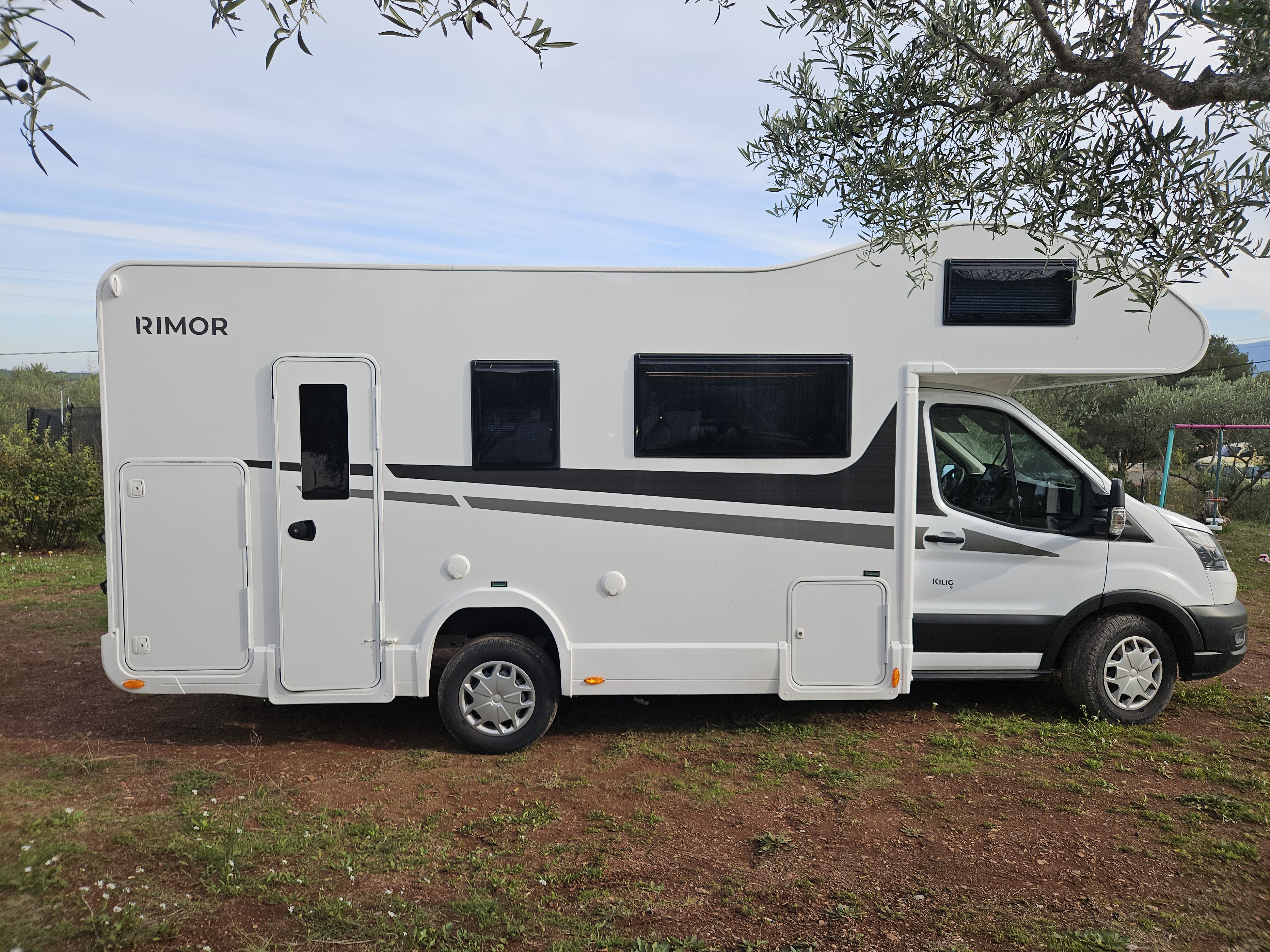 camping-car RIMOR KILIG 9    extérieur / latéral droit
