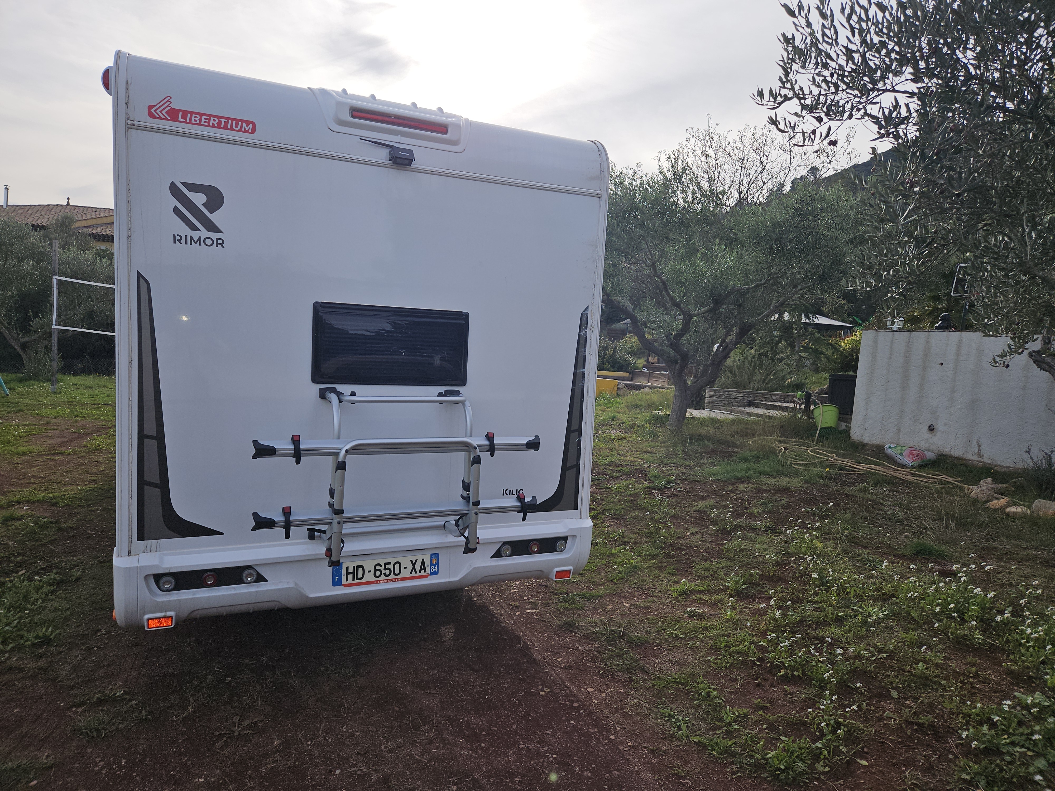 camping-car RIMOR KILIG 9    extérieur / arrière