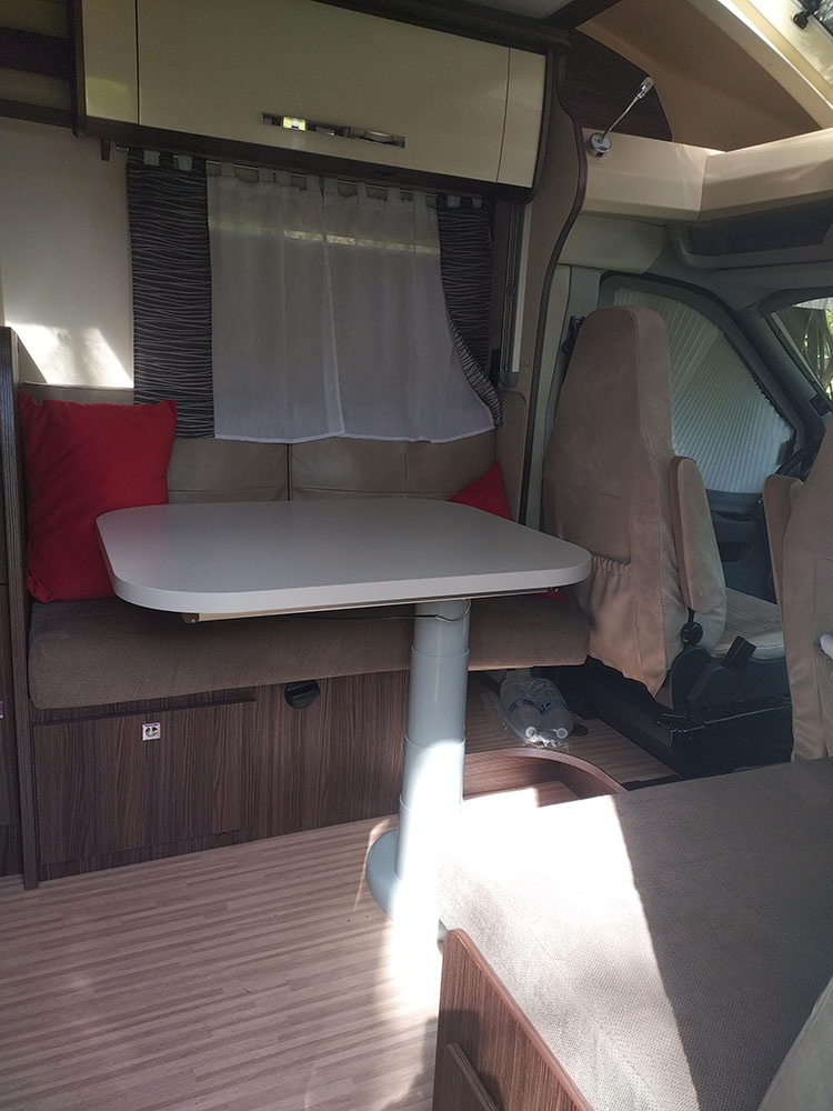 camping-car BENIMAR TESSORO 467  intérieur / coin salon
