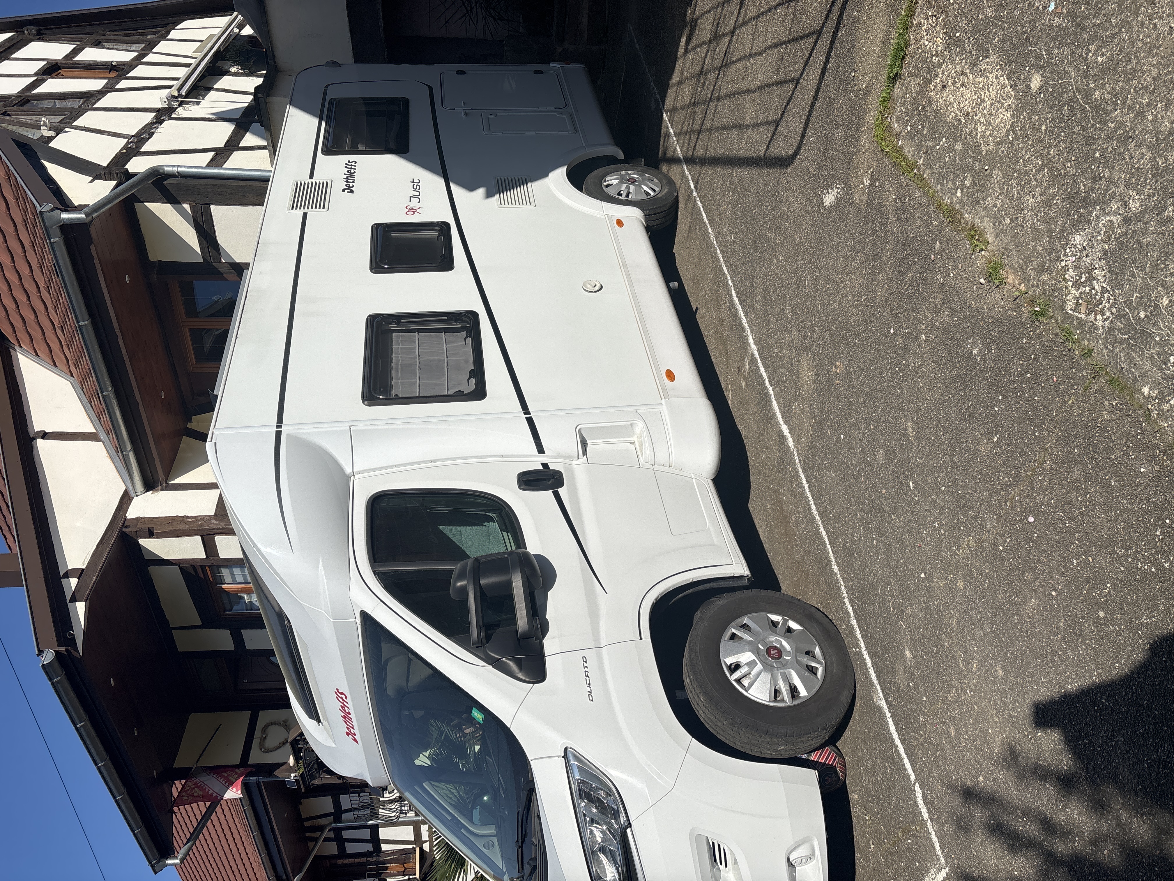 camping-car DETHLEFFS JUST 90 T 6812 EB   extérieur / latéral gauche