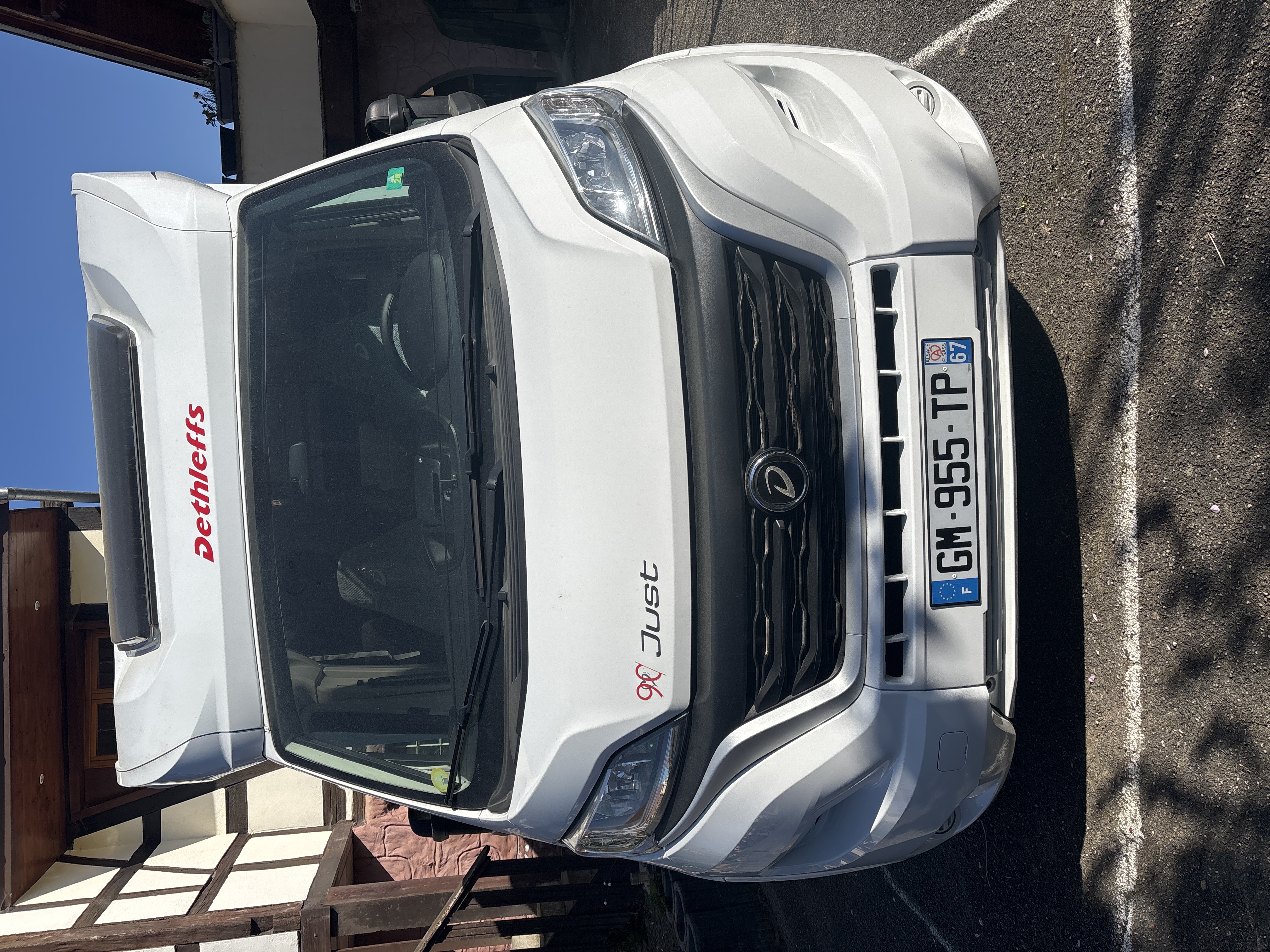 camping-car DETHLEFFS JUST 90 T 6812 EB   extérieur / face avant