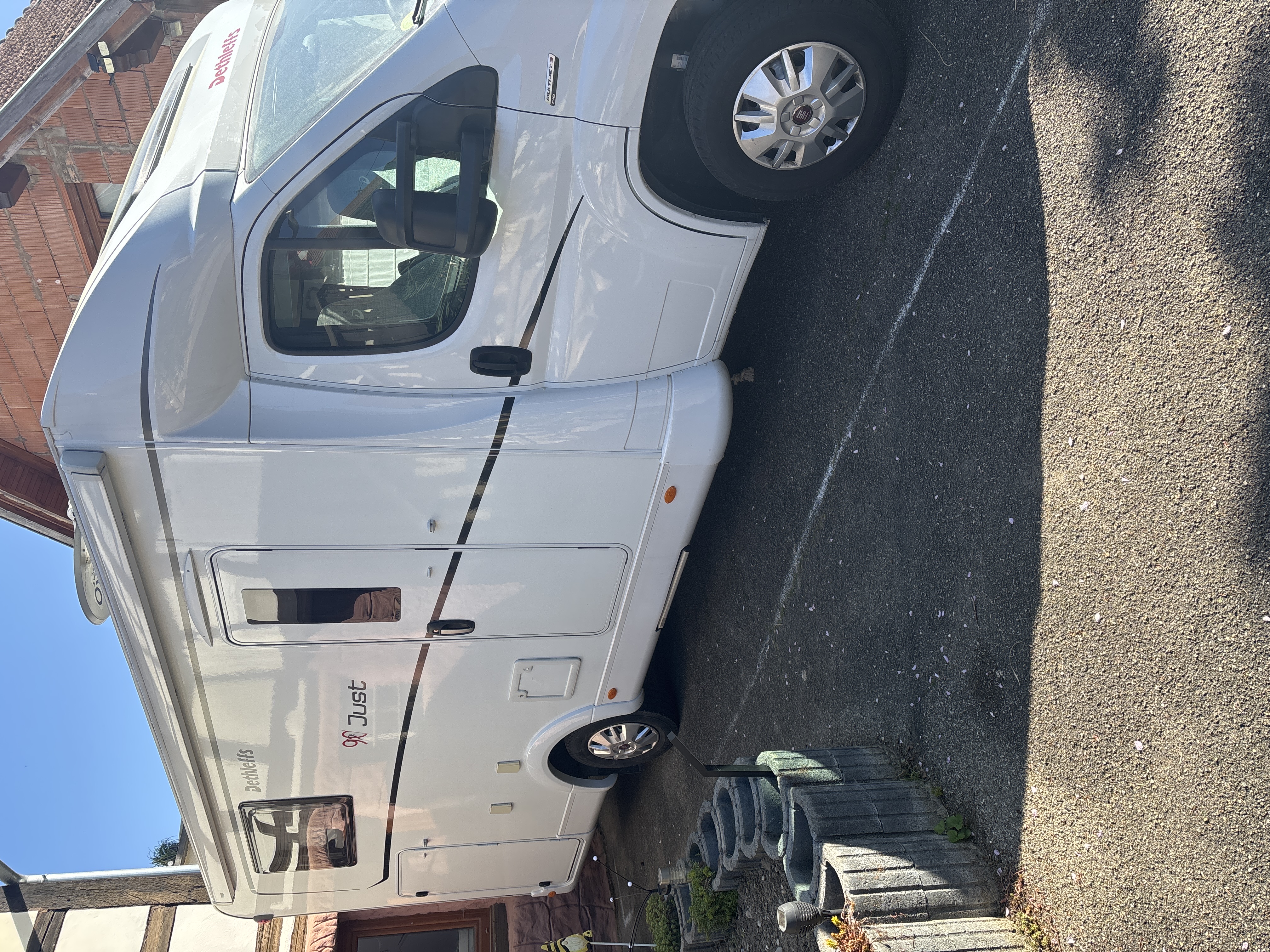 camping-car DETHLEFFS JUST 90 T 6812 EB   extérieur / latéral droit