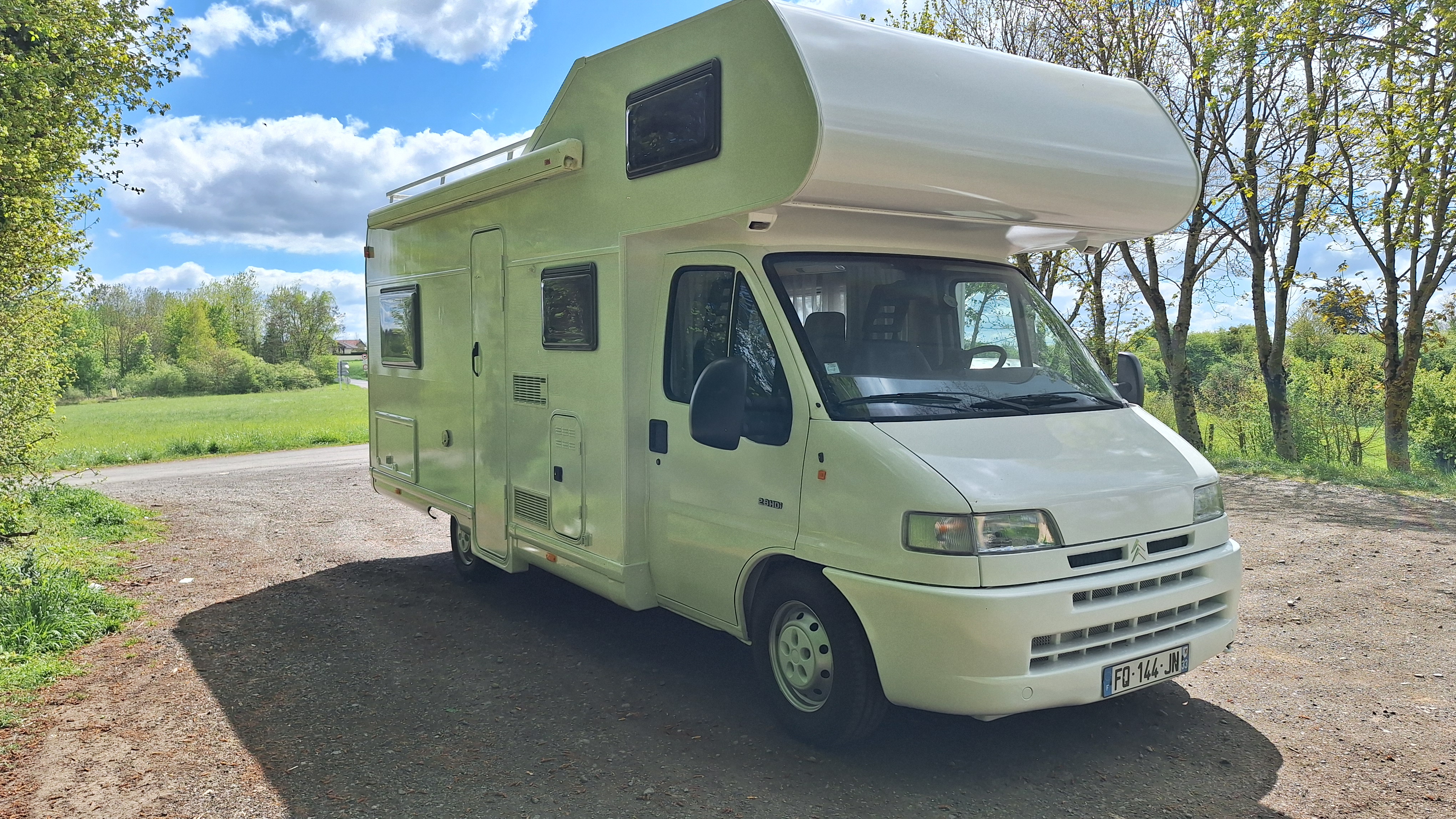camping-car BURSTNER A574  extérieur / latéral gauche