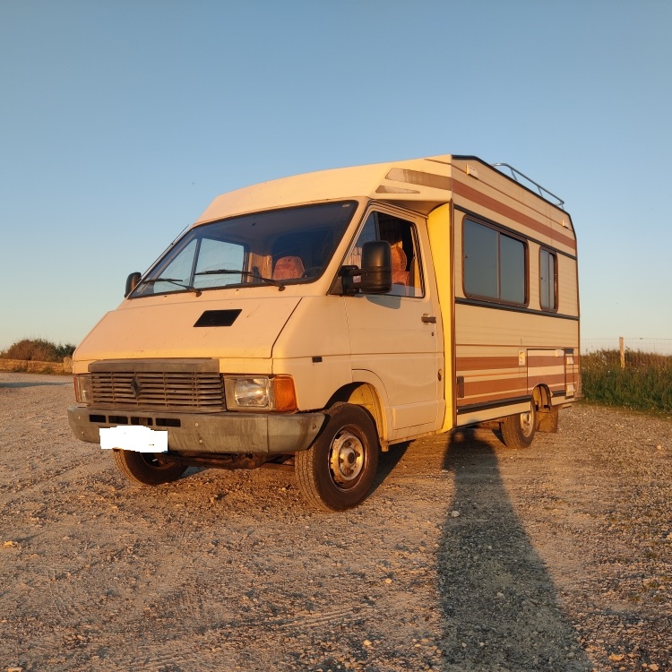 camping-car RENAULT TRAFIC  extérieur / face avant