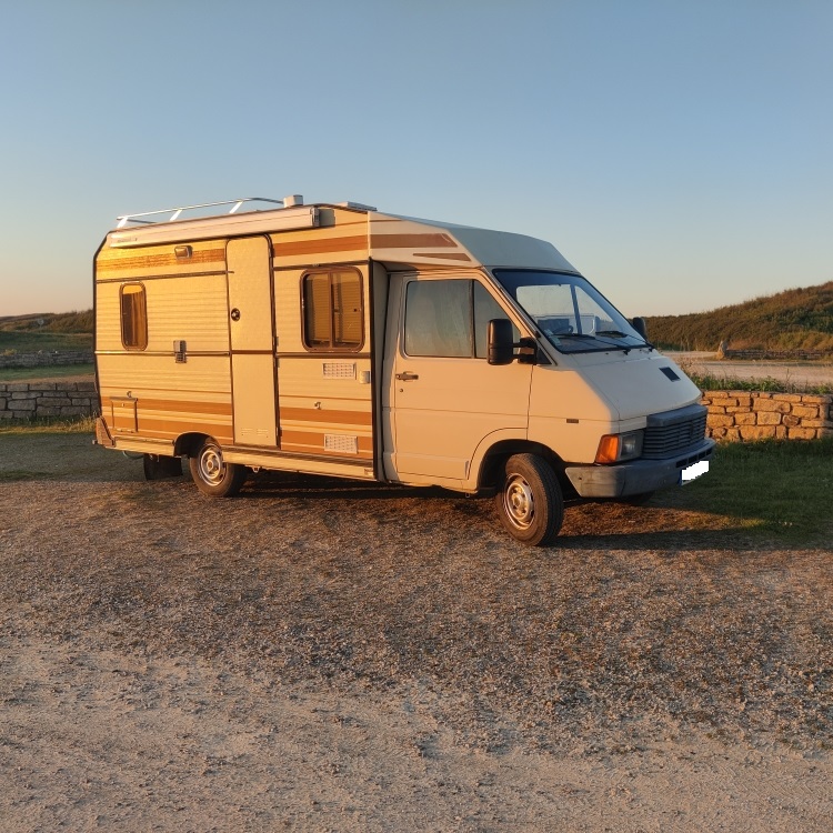 camping-car RENAULT TRAFIC  extérieur / latéral droit