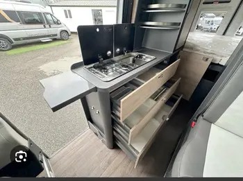 camping-car KNAUS BOX LIFE 630 ME  intérieur  / coin cuisine