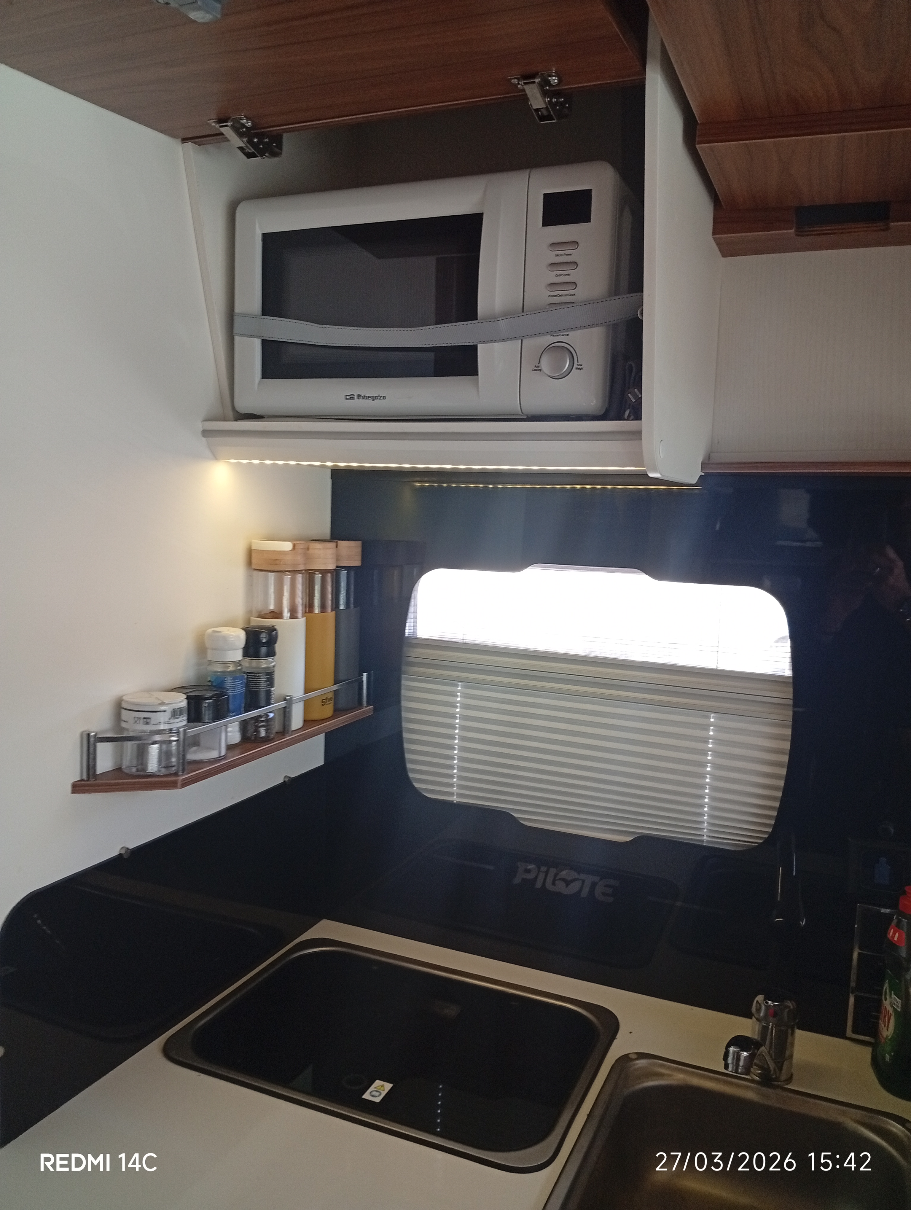 camping-car PILOTE P 706 C ESSENTIEL  intérieur  / coin cuisine