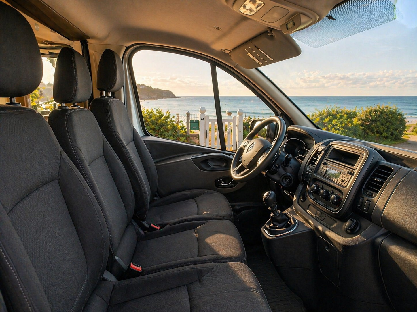 camping-car RENAULT TRAFIC  intérieur  / coin cuisine