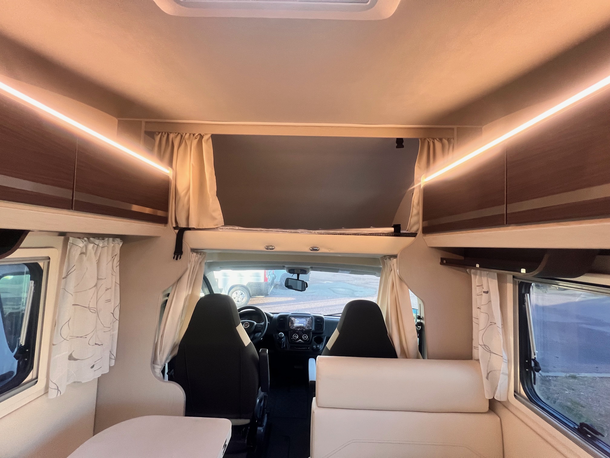 camping-car RIMOR SEAL 50  intérieur / coin salon