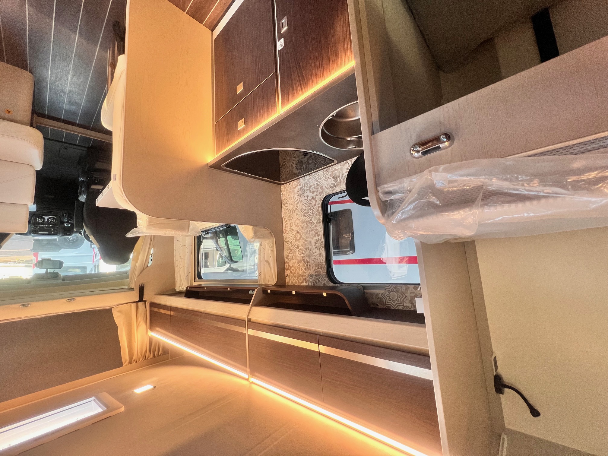 camping-car RIMOR SEAL 50  intérieur  / coin cuisine