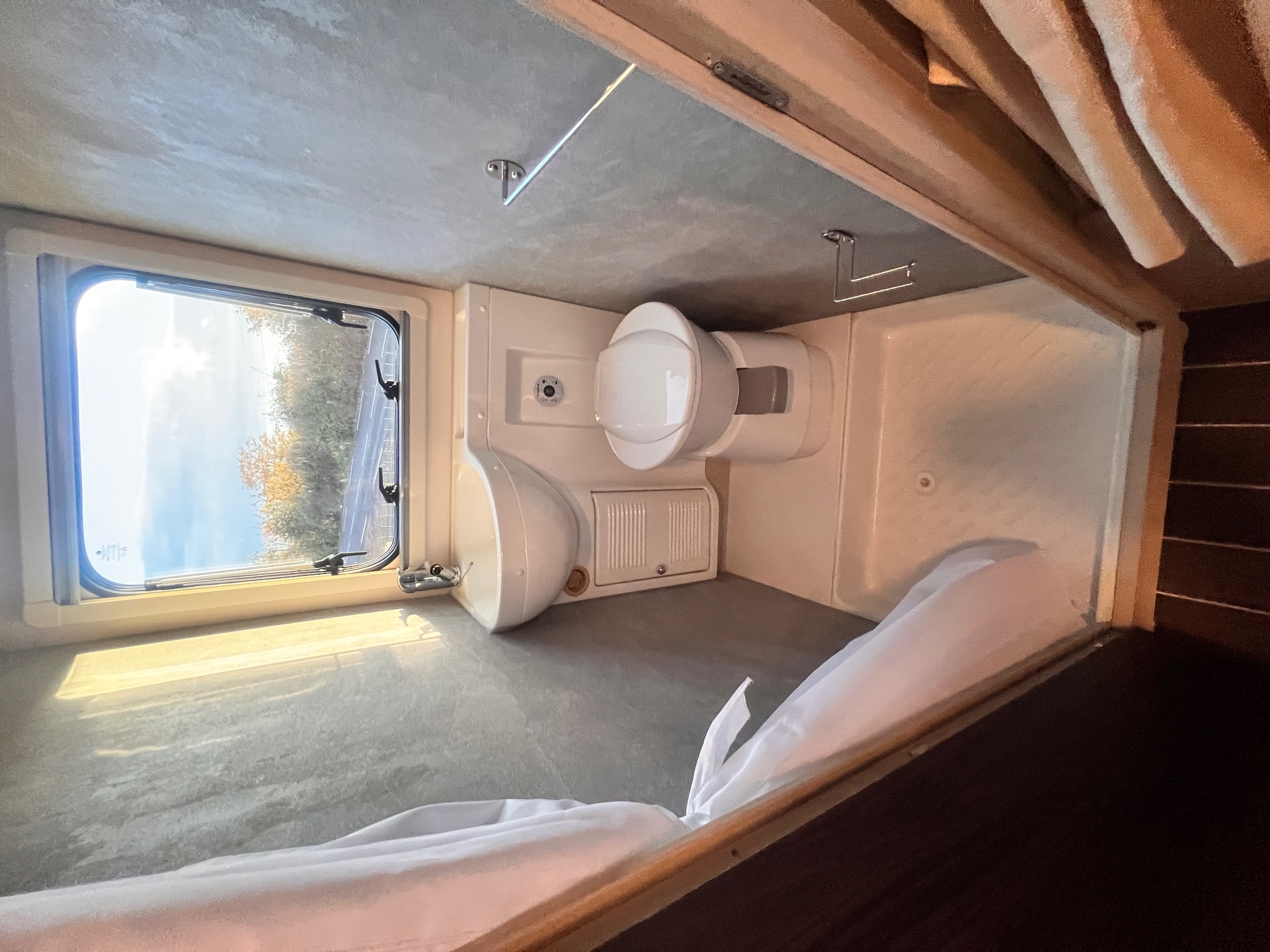 camping-car RIMOR SEAL 50  intérieur / salle de bain  et wc