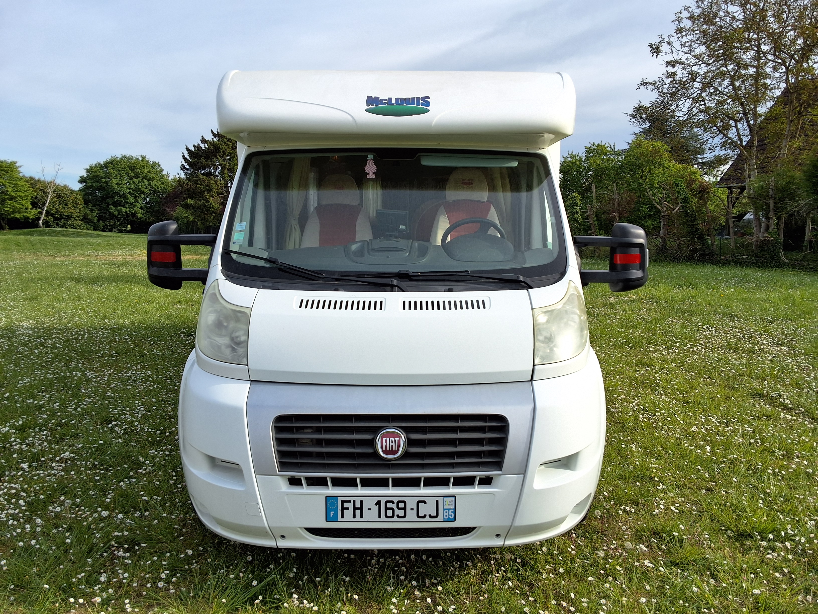 camping-car MC LOUIS YEARLING  extérieur / face avant