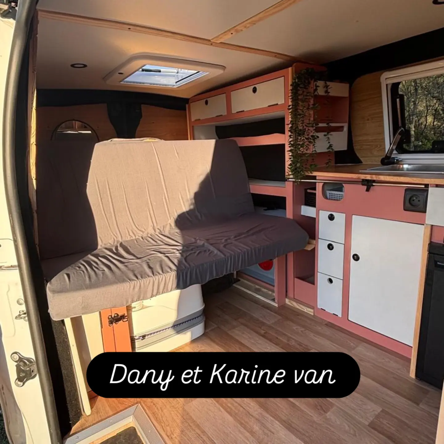 camping-car CITROEN JUMPY  intérieur / coin salon