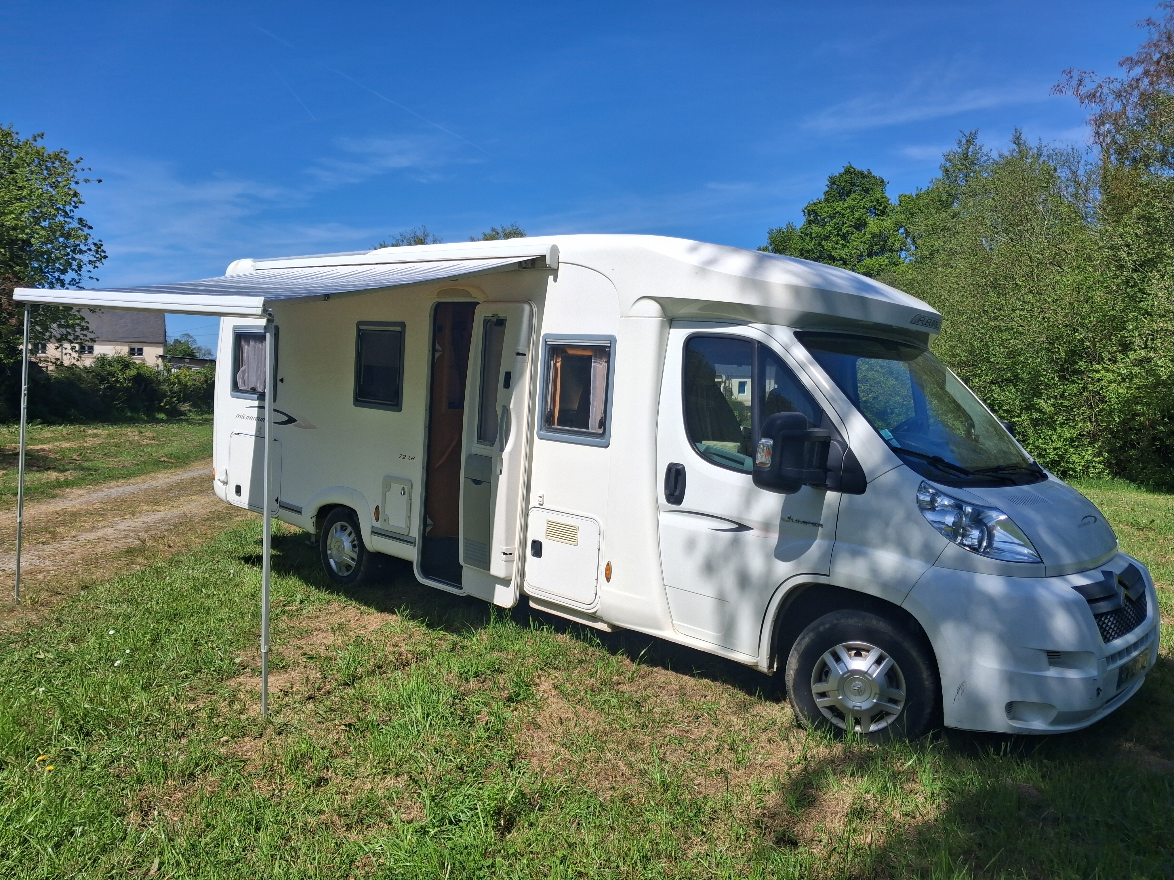 camping-car FLEURETTE C72  extérieur / latéral gauche