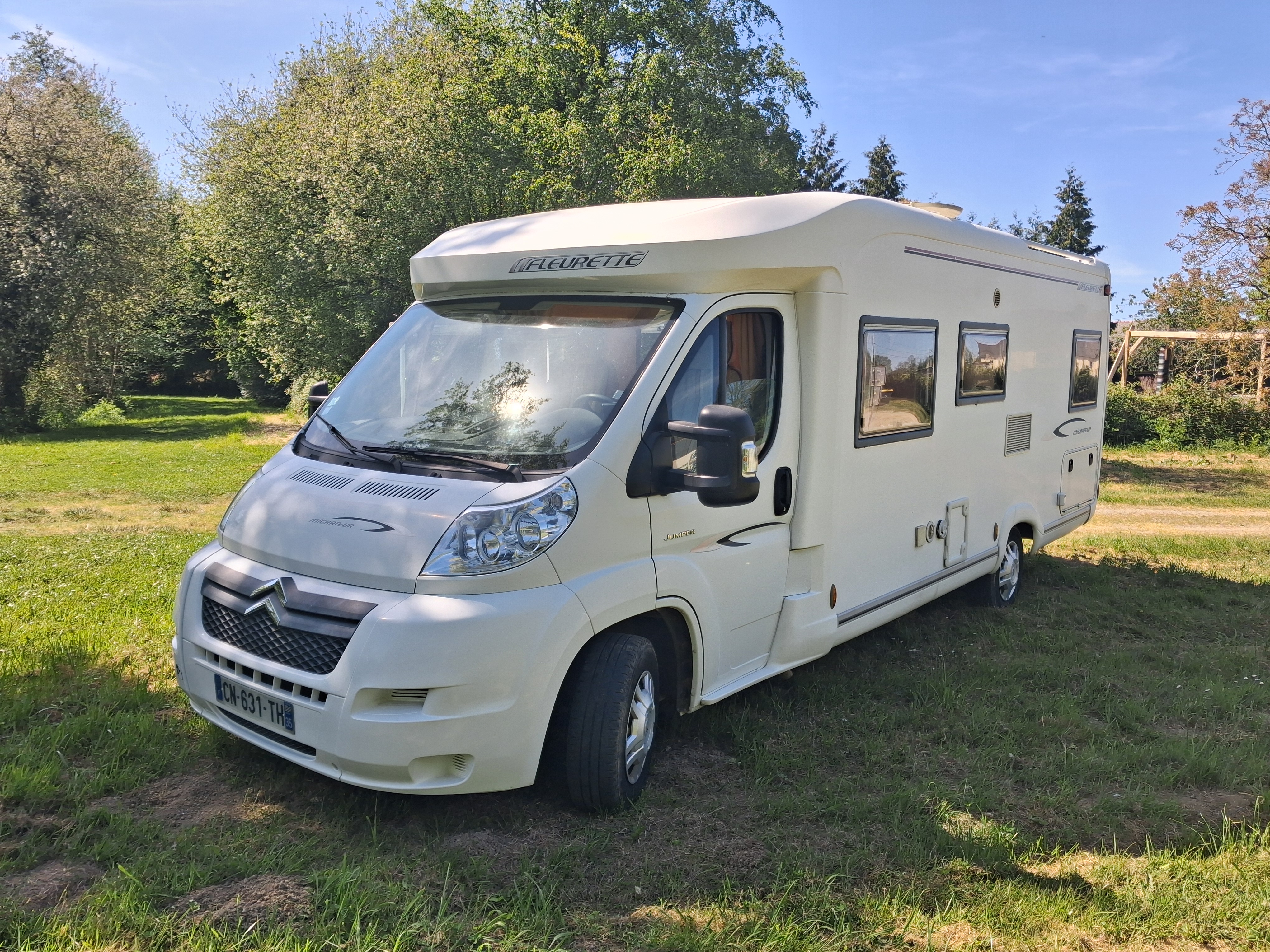 camping-car FLEURETTE C72  extérieur / latéral droit