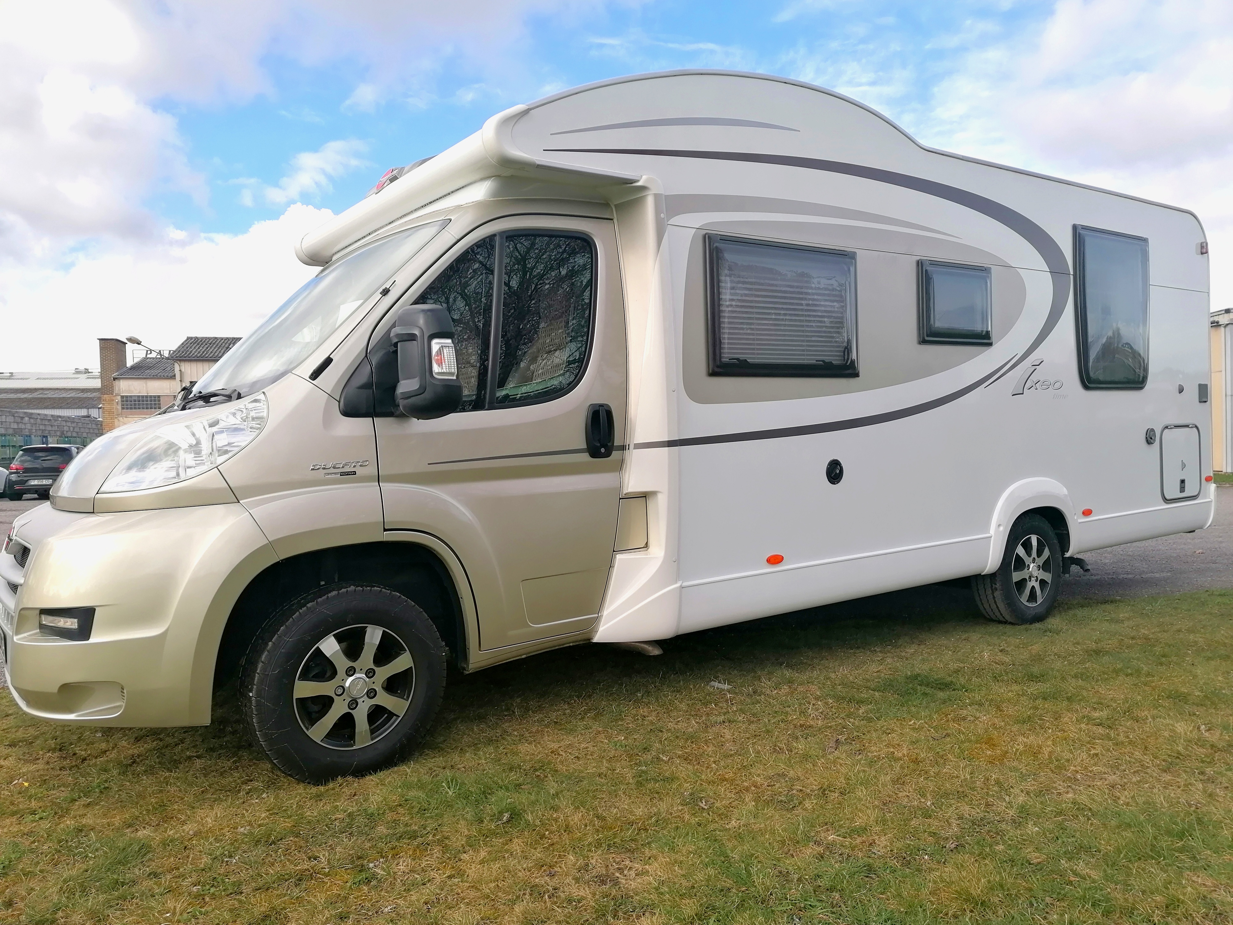 camping-car BURSTNER IXEO TIME IT734  extérieur / face avant