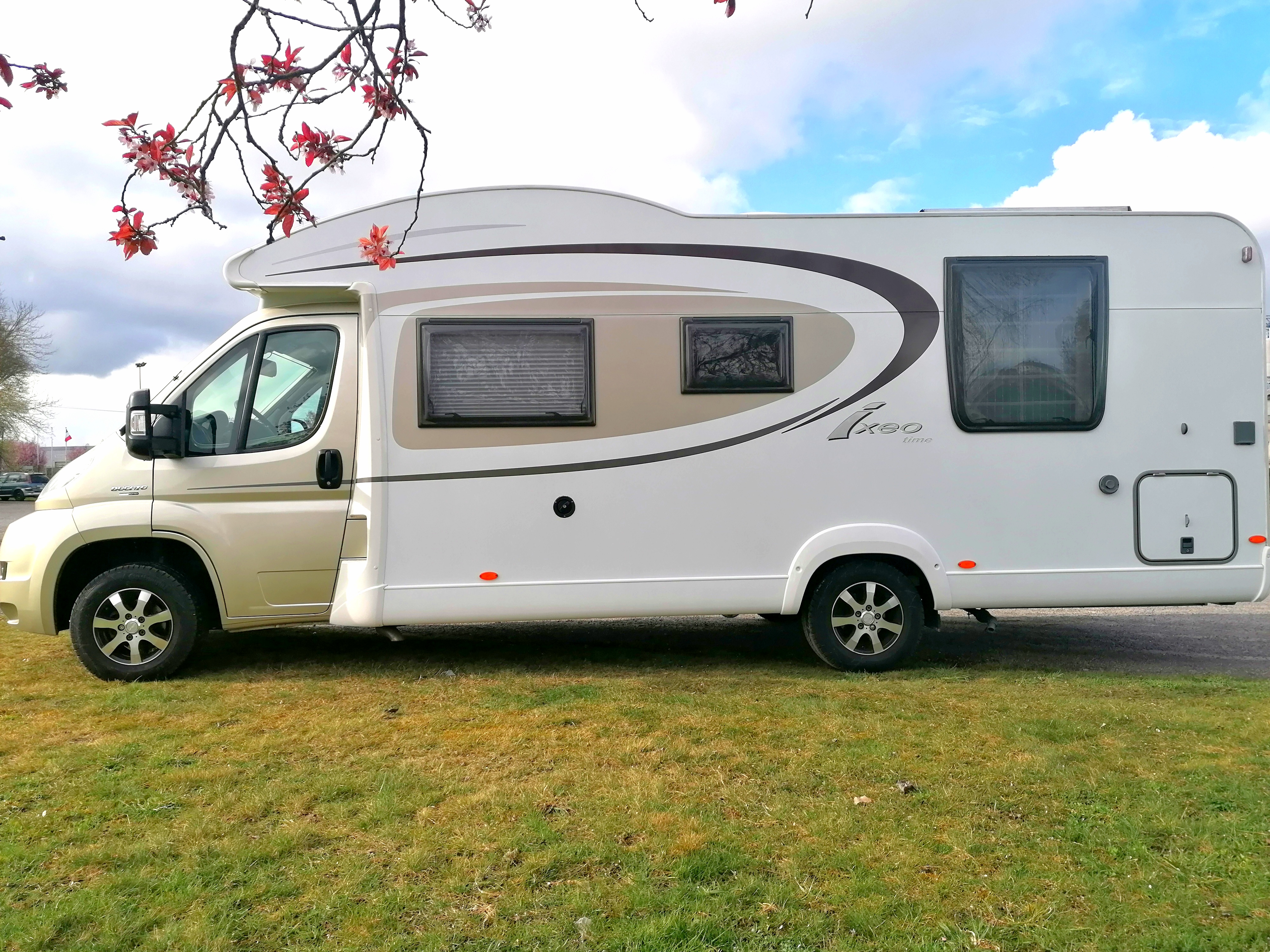 camping-car BURSTNER IXEO TIME IT734  extérieur / latéral gauche