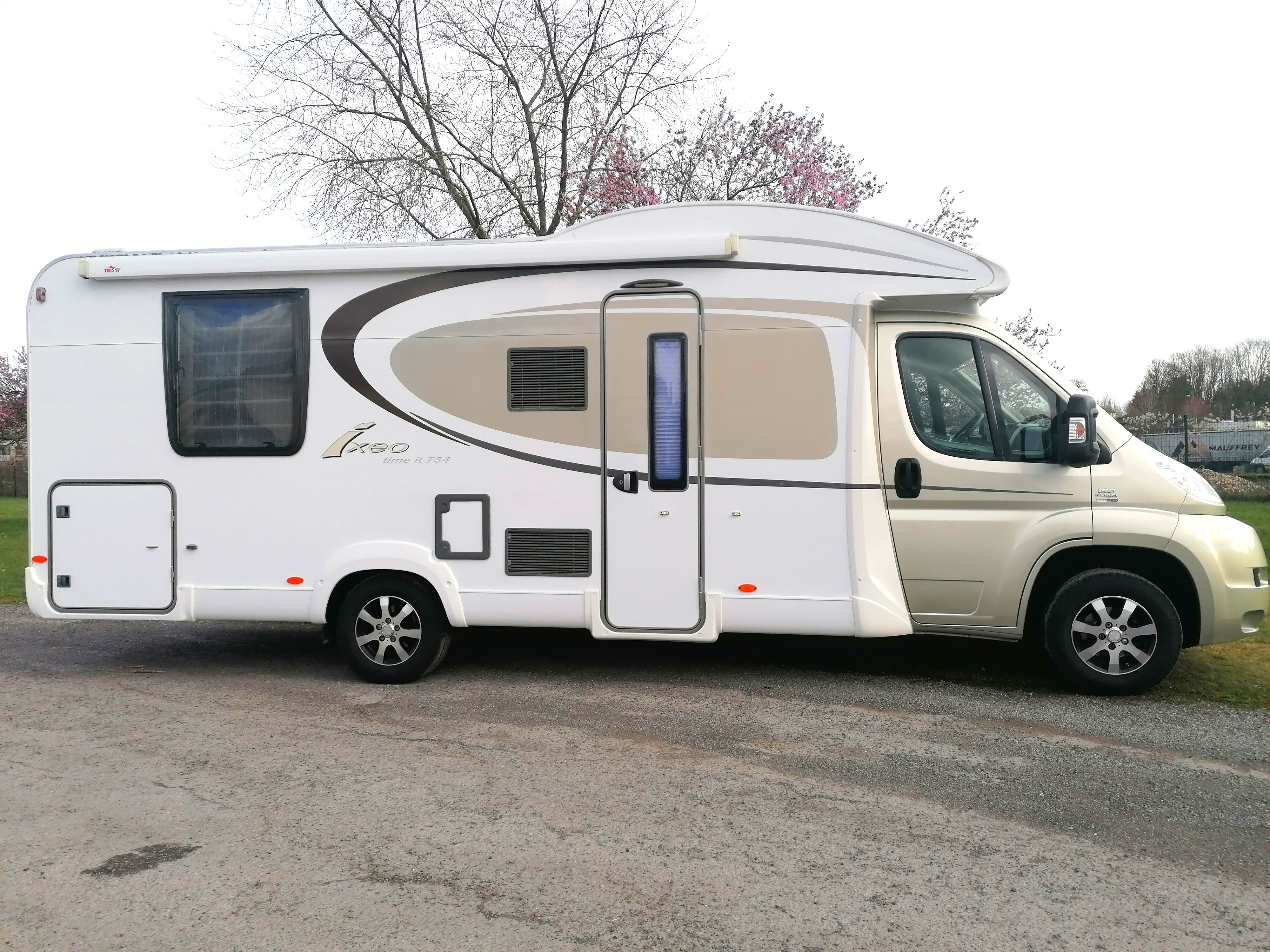 camping-car BURSTNER IXEO TIME IT734  extérieur / latéral droit