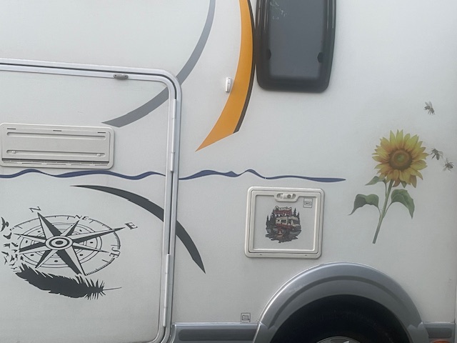 camping-car BENIMAR MILEO   extérieur / latéral gauche