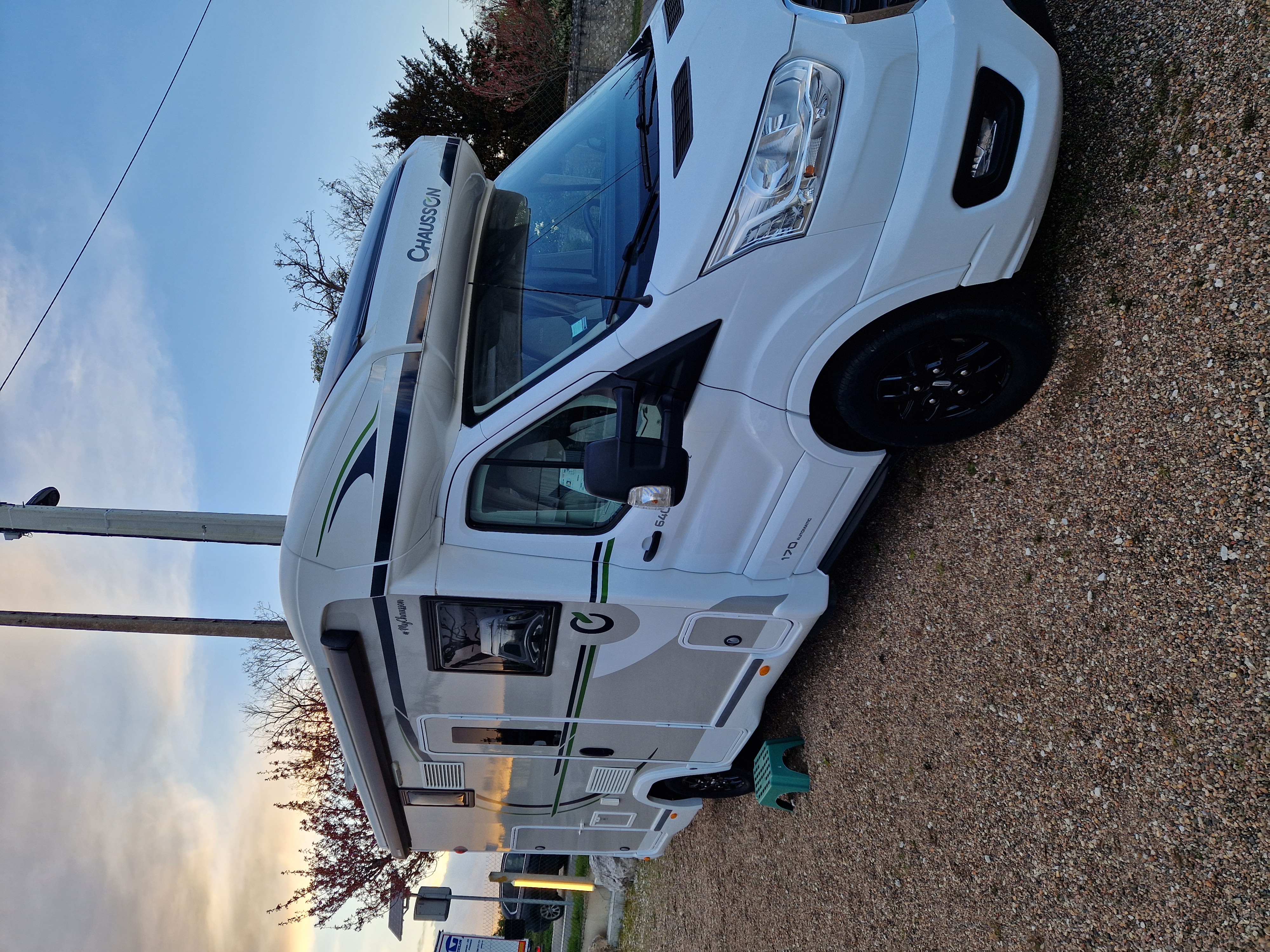 camping-car CHAUSSON TITANIUM ULTIMATE 640  extérieur / latéral gauche