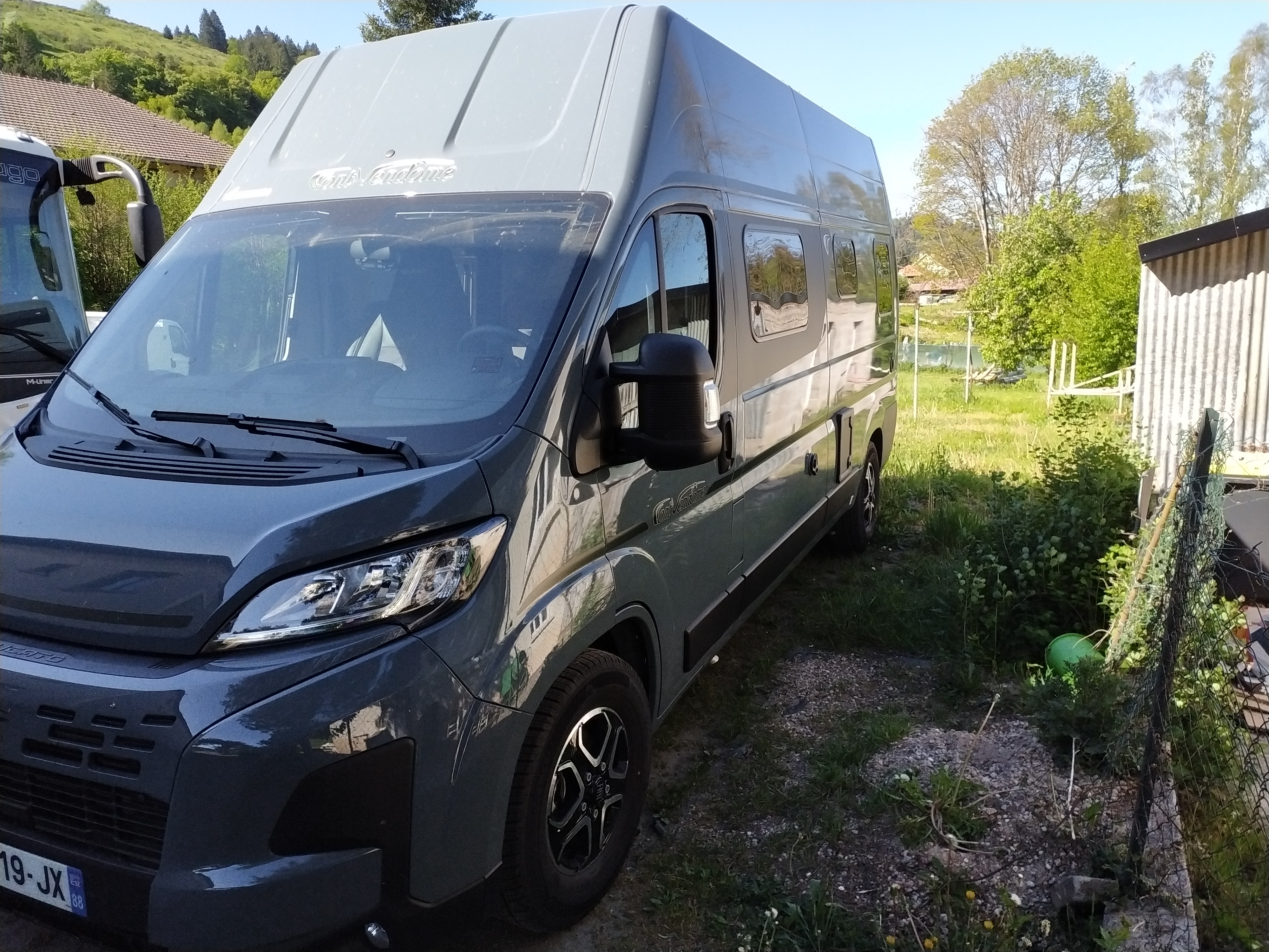 camping-car FONT VENDOME TERRAVAN  extérieur / latéral gauche